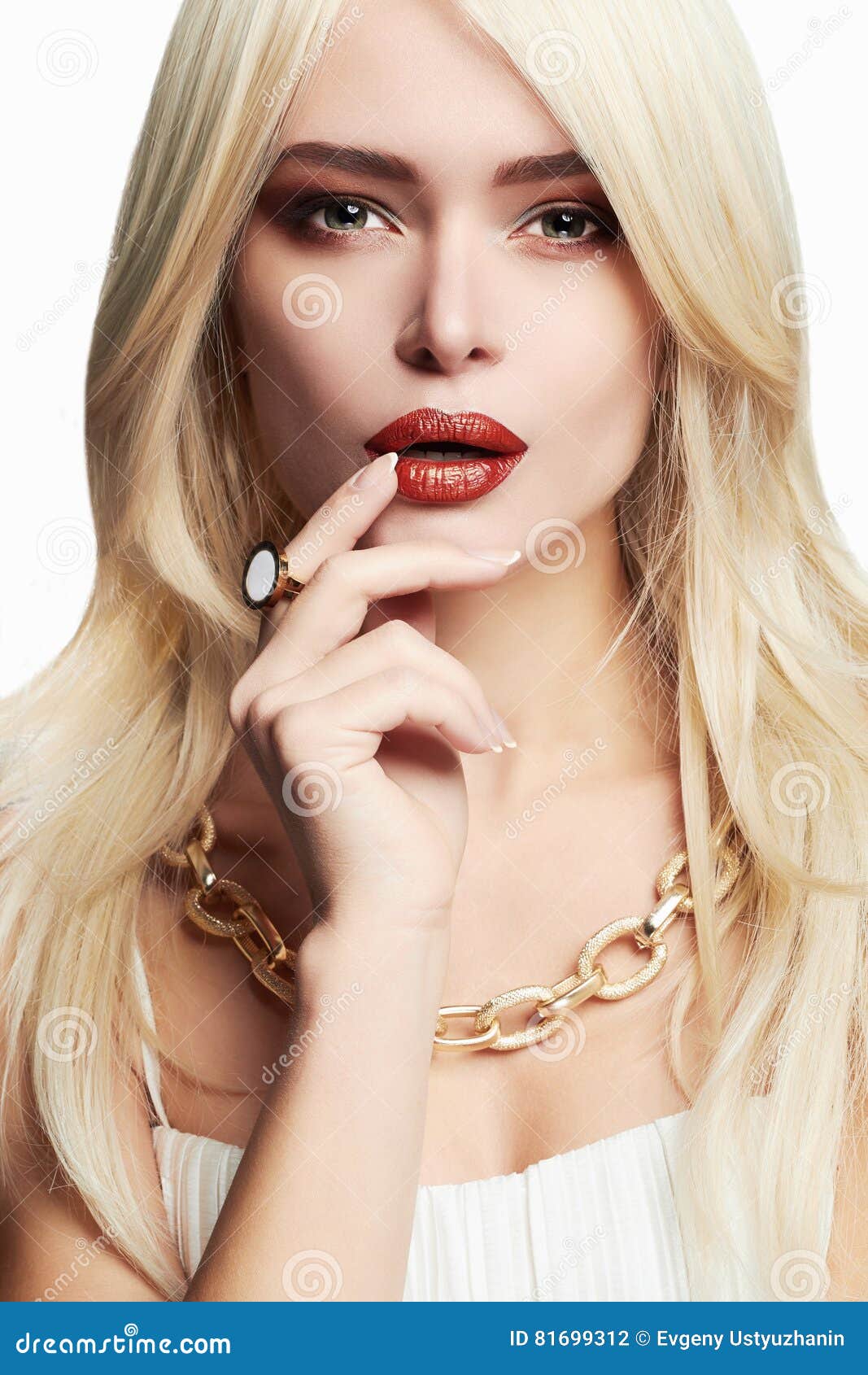 Jeune Beau Femme Avec Le Renivellement Fille Blonde Sexy En Bijoux Blond Photo Stock Image Du