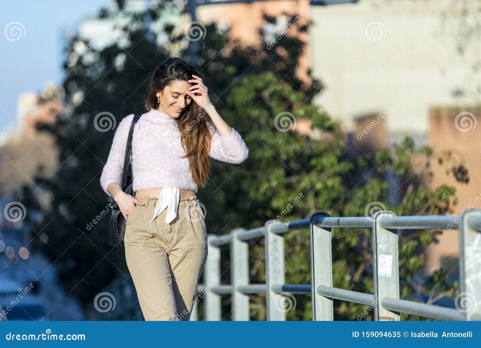 Jeune Belle Femme En Tenue Décontractée Se Promenant à L'extérieur De La  Ville Image stock - Image du journée, modèle: 159094635