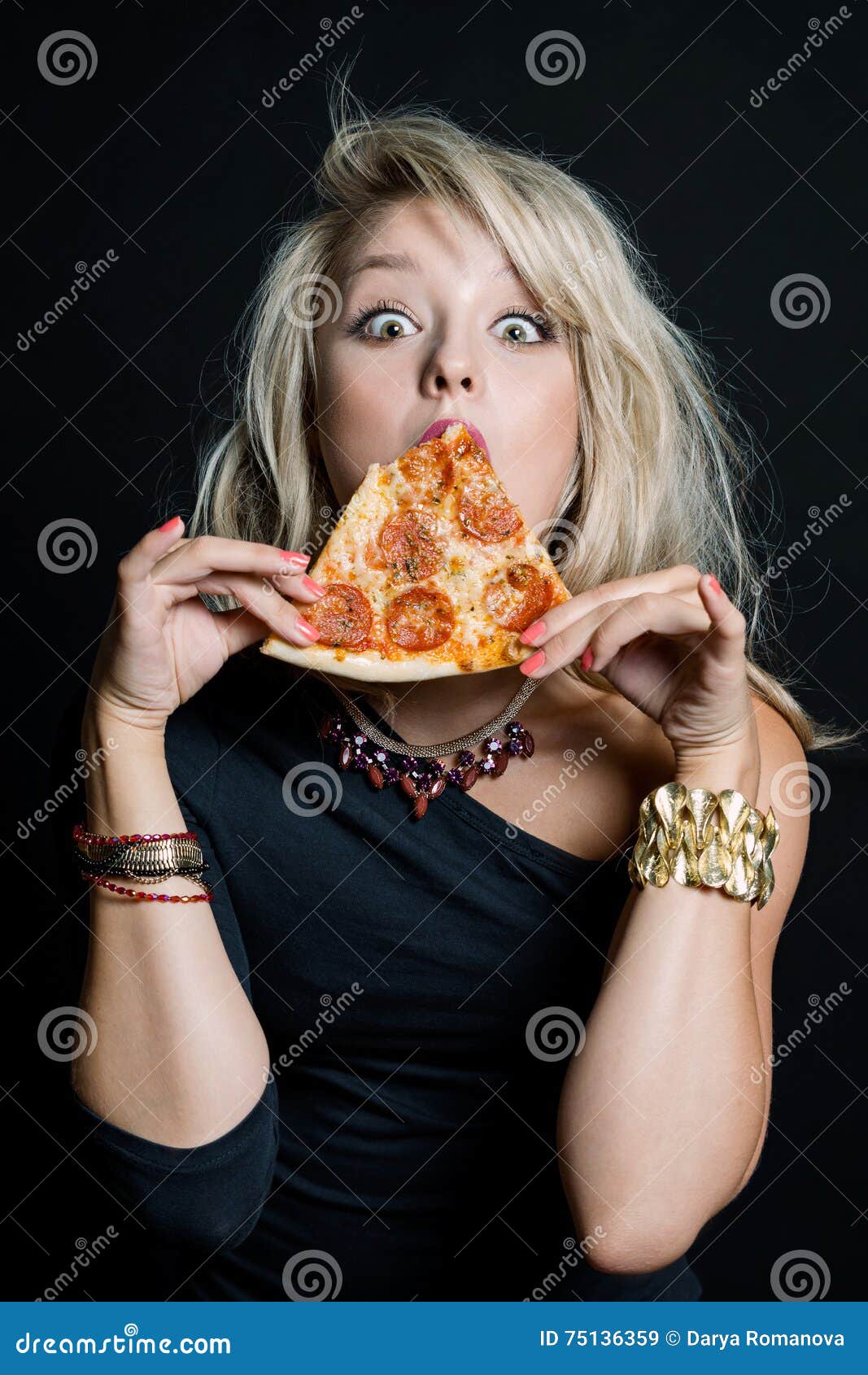фотошоп девушка из куска пиццы фото 91