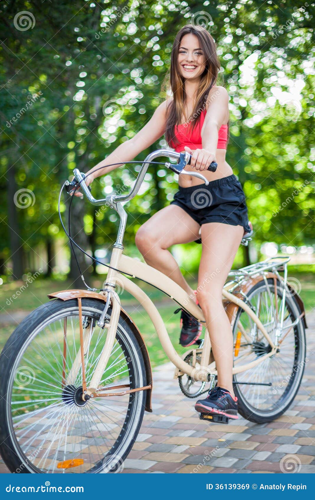 jolie fille a bicyclette belle fesse