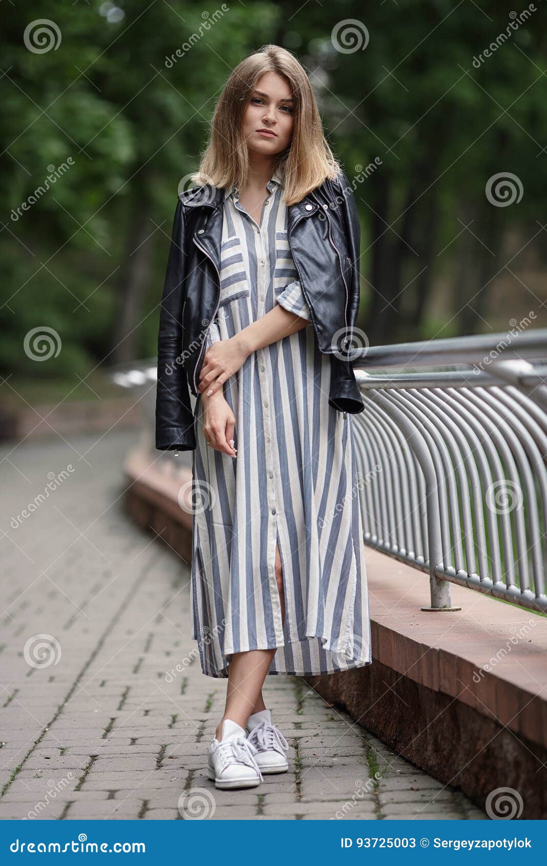 Belle De Blanc Espadrilles Rayées Dans Jeune Élégantes Robe Fille TlFcu135KJ