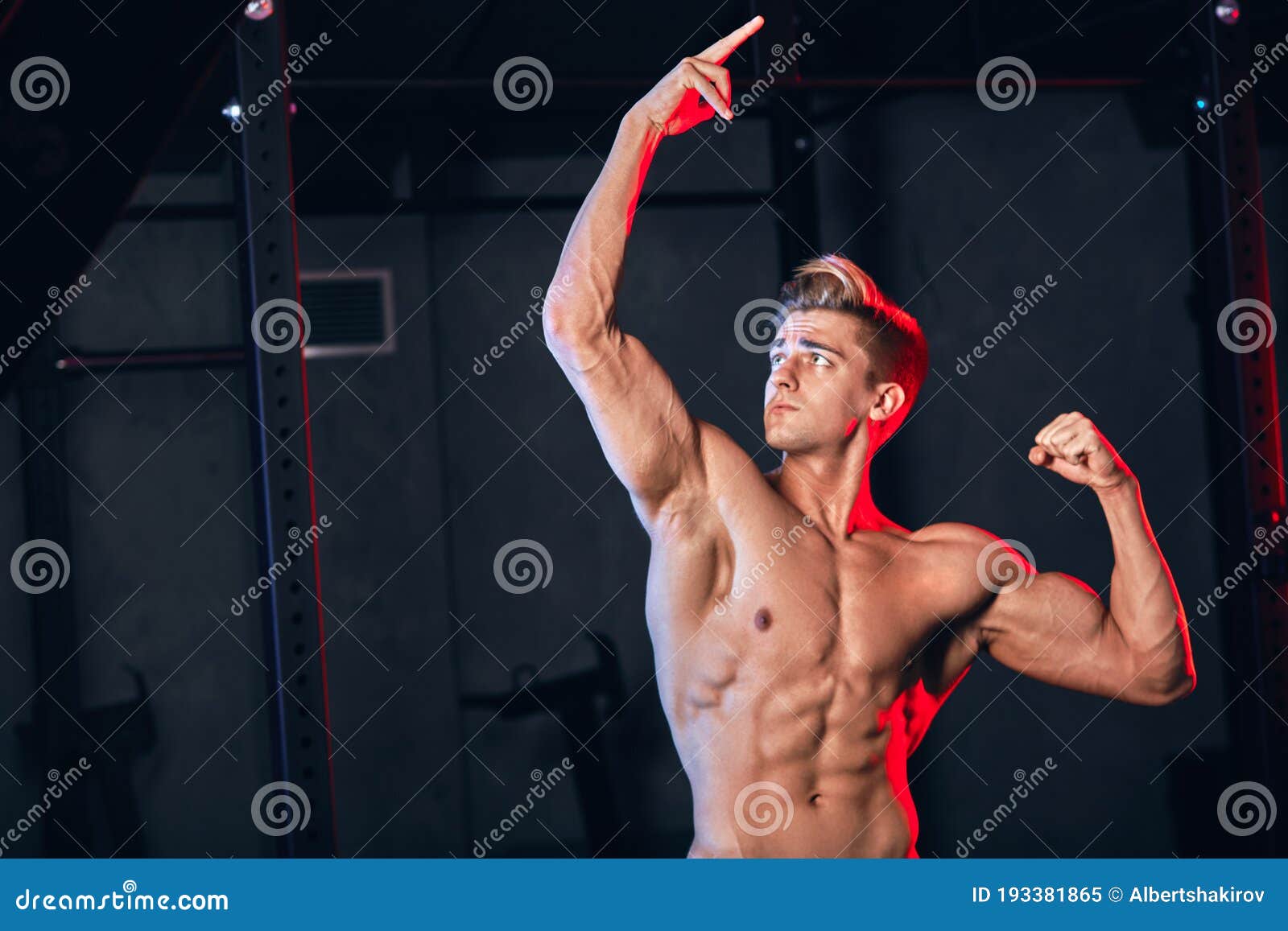 Bodybuilder Posant Fitness Homme Musclé Sur Scène Sombre