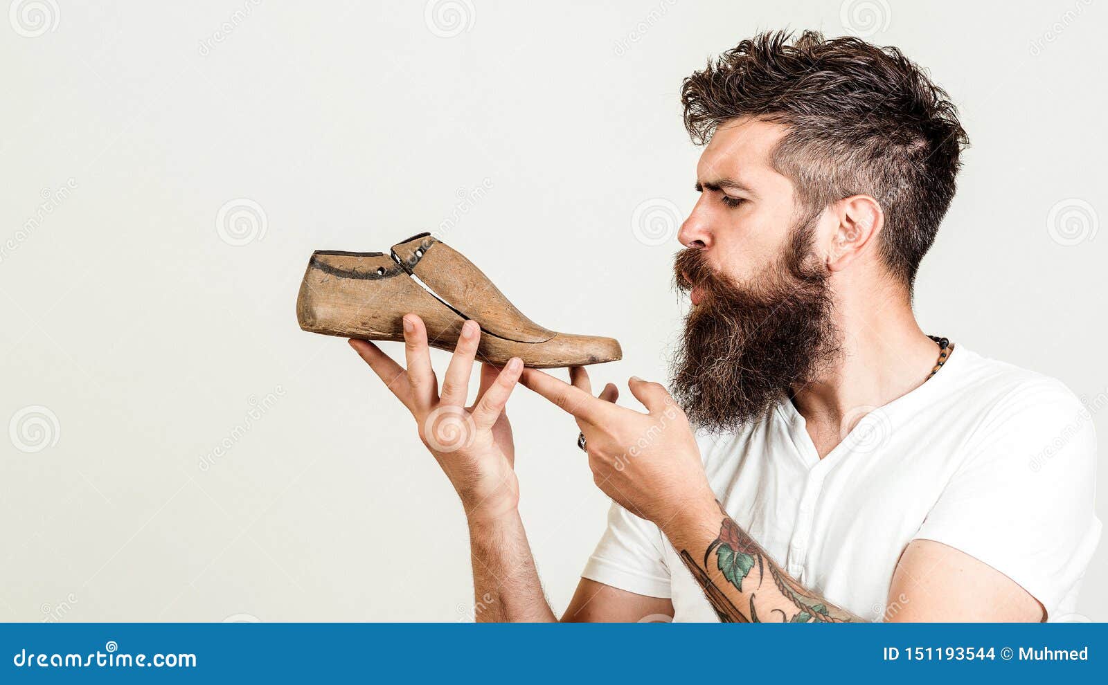 Jeune Designer Tenant Une Derni re Chaussure En Bois Sur Fond