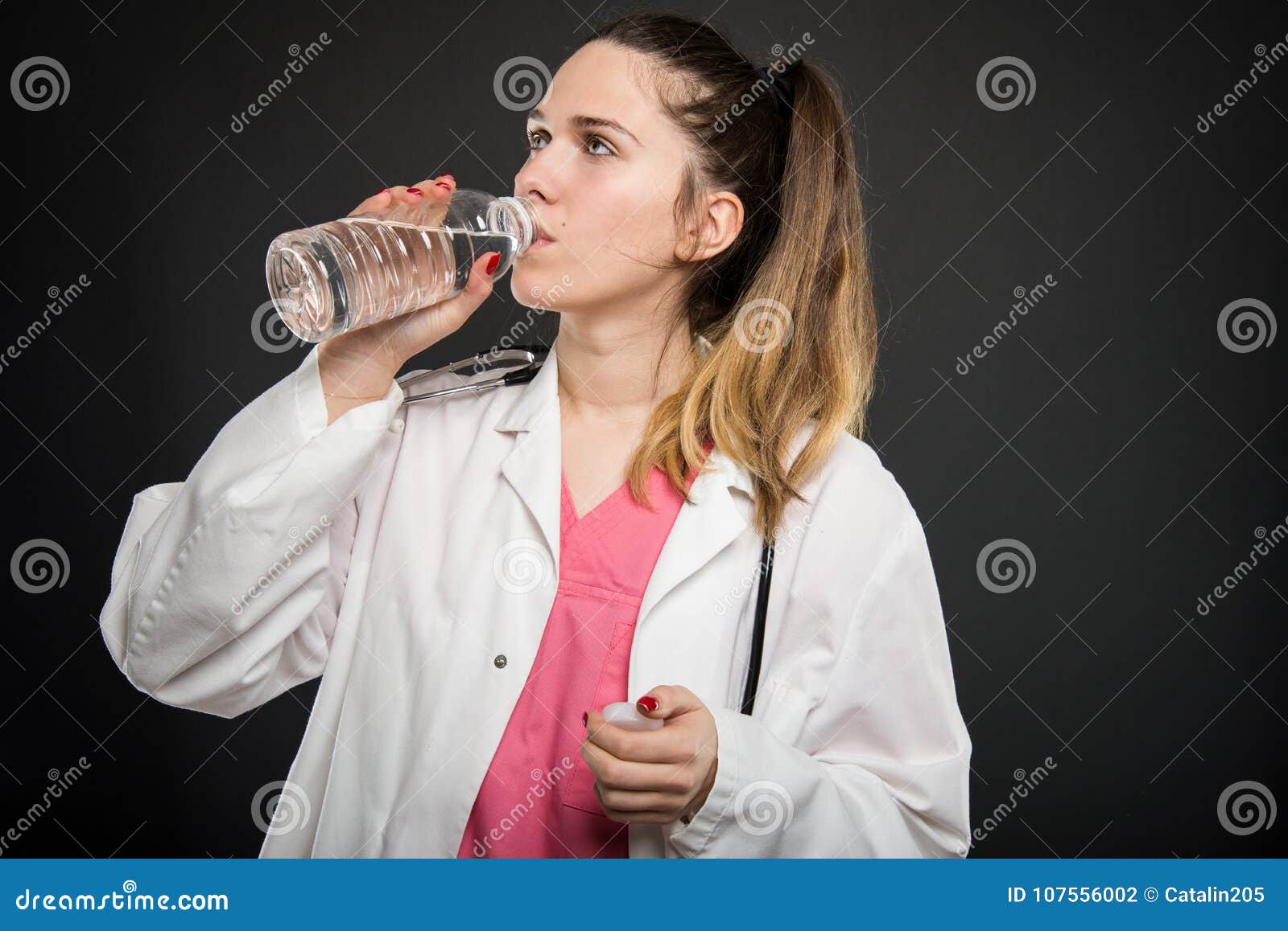 Врачи пьют много. Женщина в халате с бутылкой воды. Женщина доктор пьет. Врачи выпивают. Фото медики пьют.