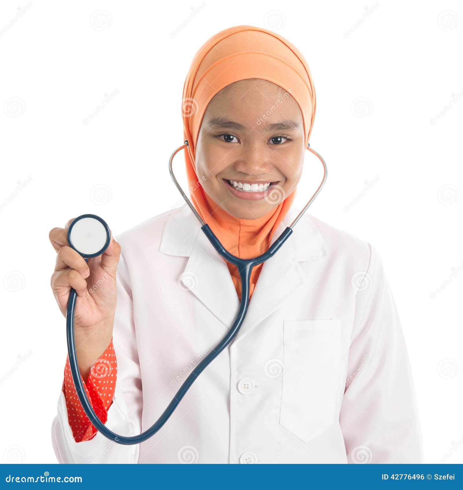 Jeune docteur féminin musulman. Jeune portrait femelle musulman de docteur, jugeant la position de stéthoscope d'isolement sur le fond blanc