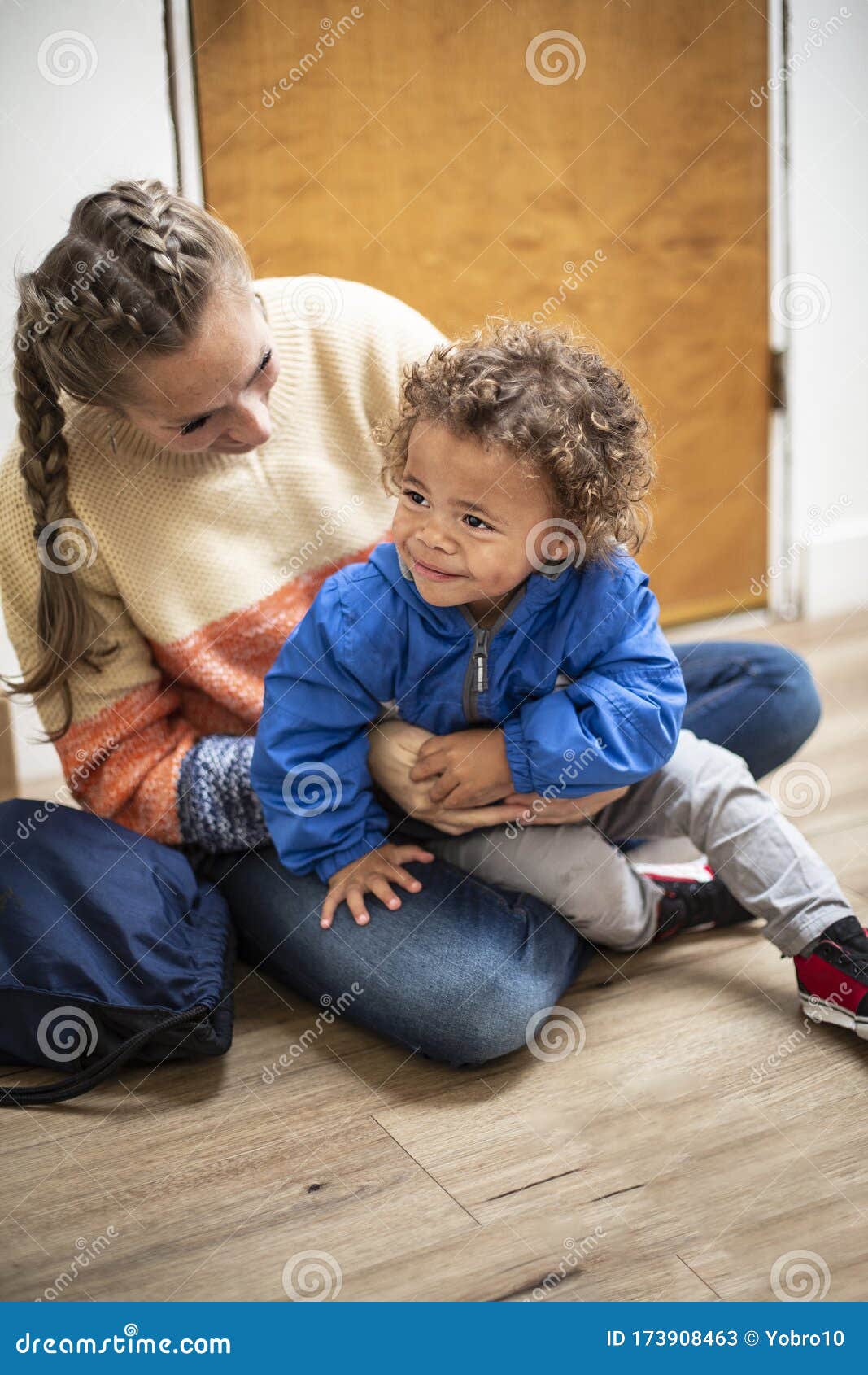 Jeune Enfant Biracial Observe Par Une Nounou Image Stock Image Du Tot Abord