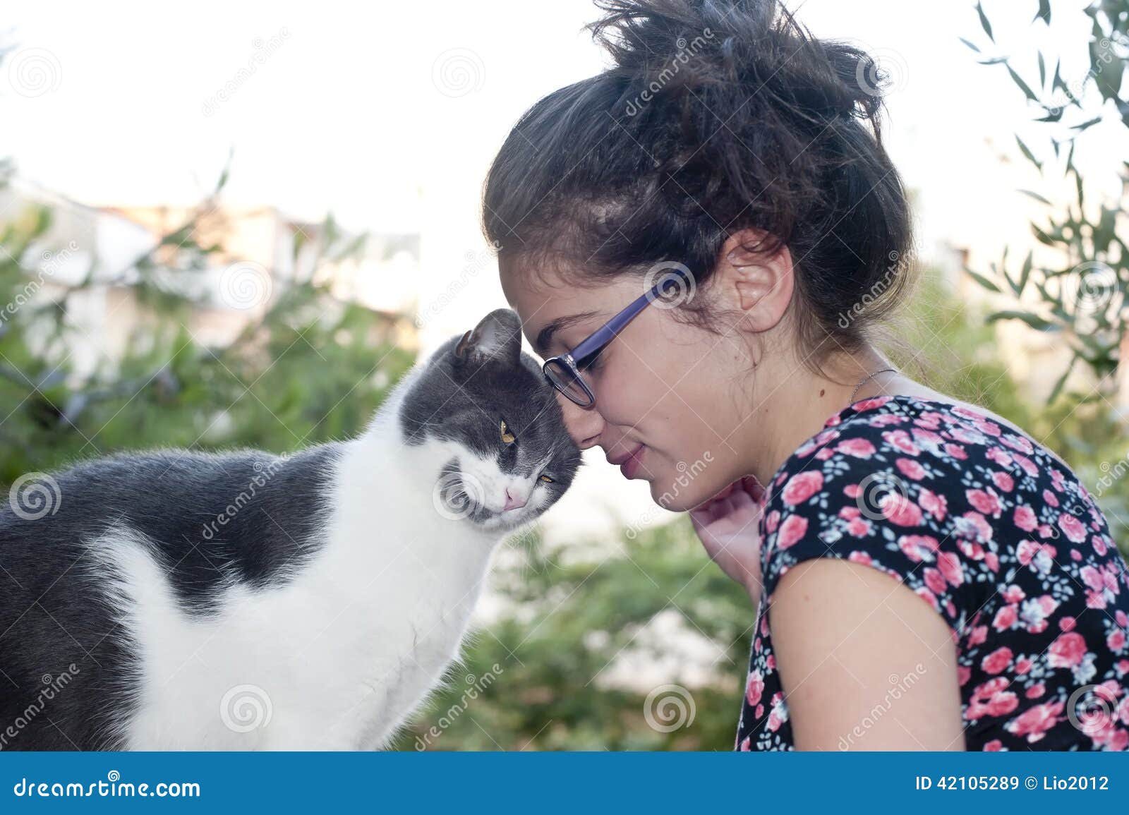 Jeune Femelle Tenant Son Chat Affectueux Image Stock Image Du Fourrure Adorable Jeune Femelle Tenant Son Chat Affectueux Image Stock Image Du Fourrure Adorable