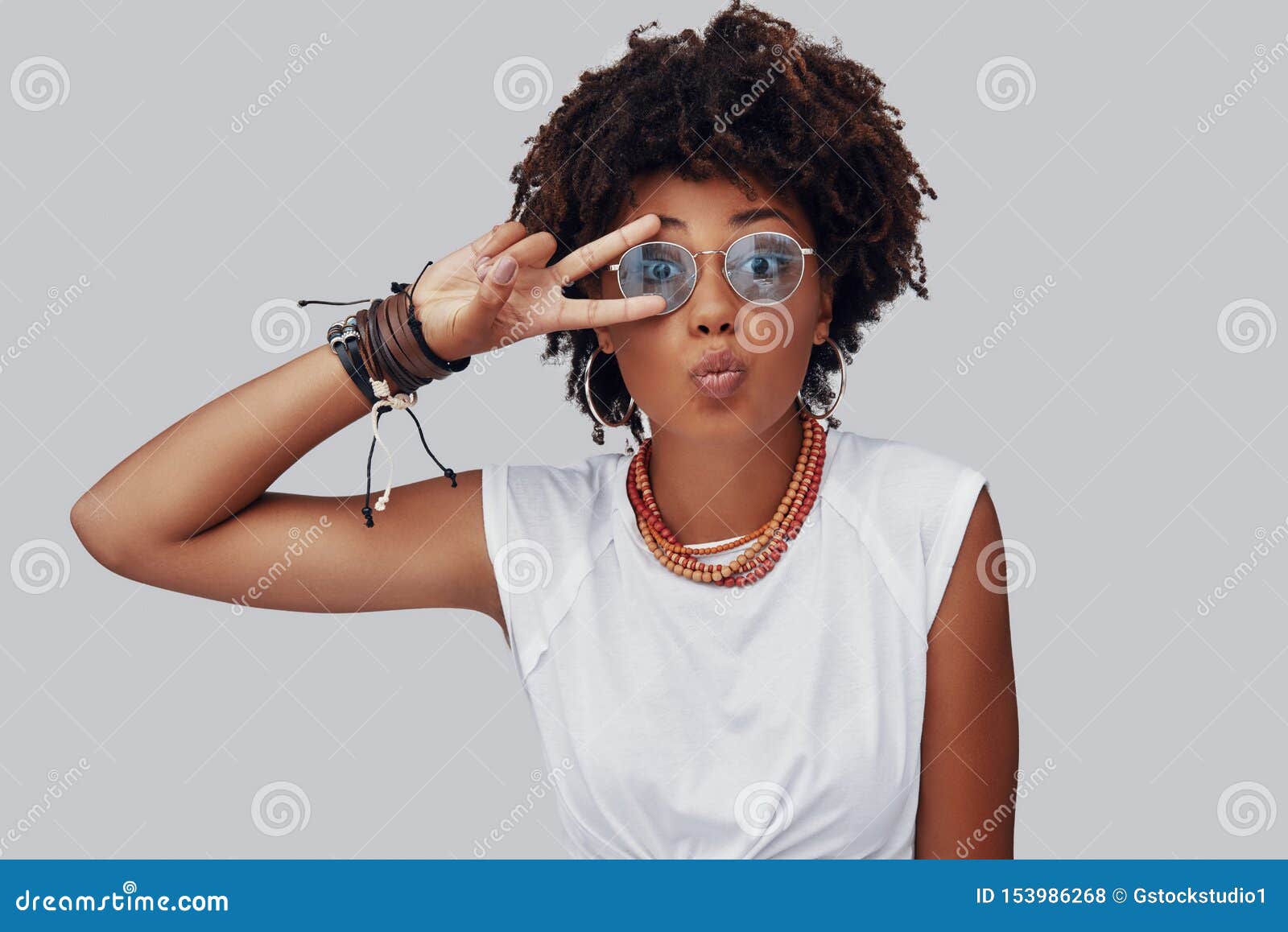 Jeune Femme Africaine Attirante Photo Stock Image Du Gris Amusement 153986268