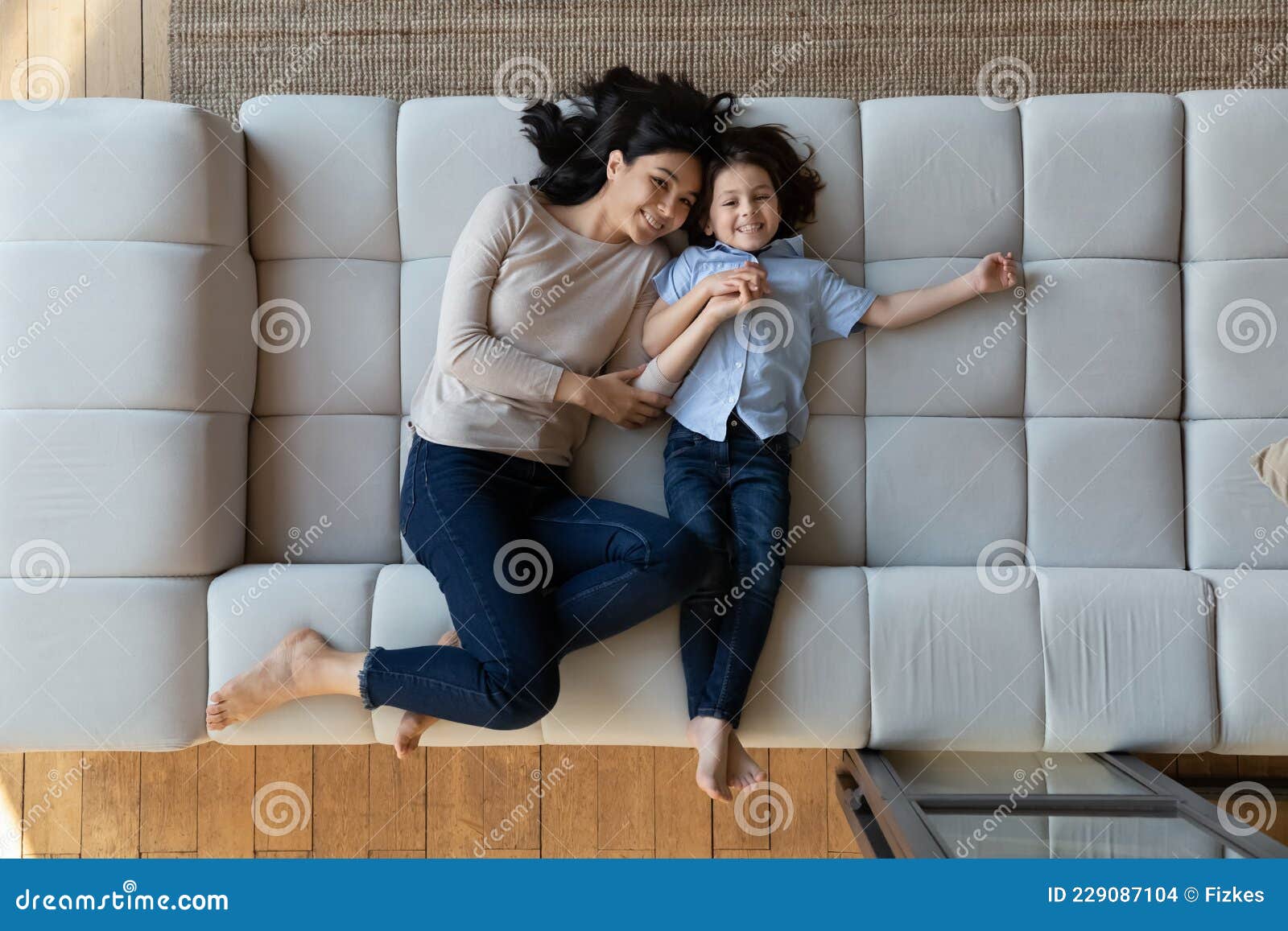 Jeune Fille Allongée Reposant Sur Un Canapé Confortable À La