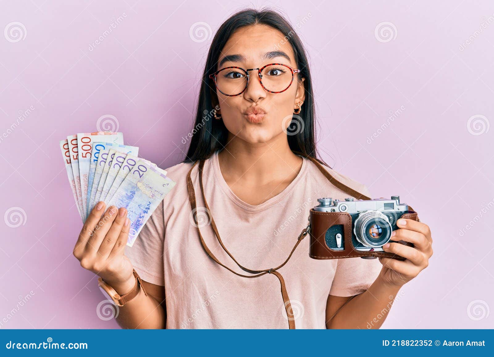 Jeune Femme Asiatique Tenant Caméra Vintage Et Krona Suédoise Regardant La  Caméra Soufflant Un Baiser étant Belle Et Sexy Photo stock - Image du  positif, bouche: 218822352