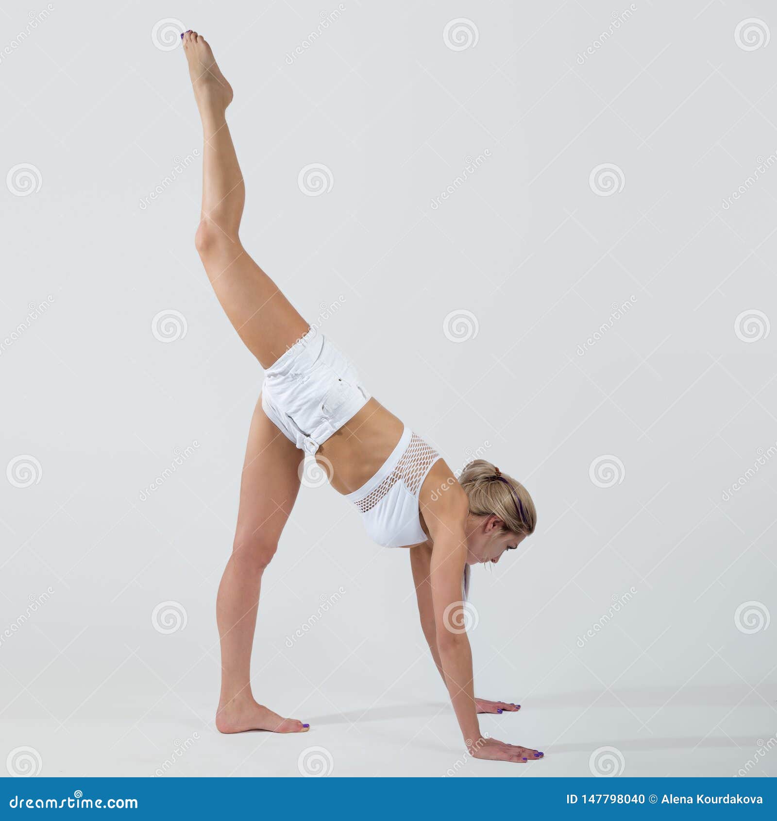 Jeune Femme Attirante Faisant Des Exercices De Gymnastique Figure Jeune Femme Attirante Faisant Des Exercices De Gymnastique Figure
