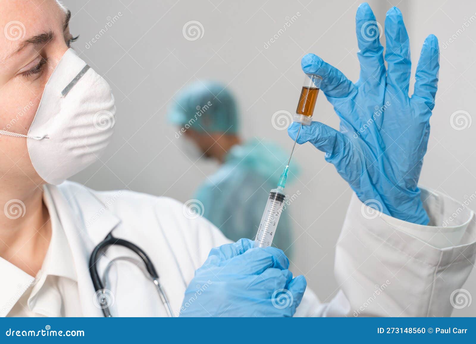 Jeune Femme Attrayante Médecin Préparant Seringue De Vaccin Portant Masque  Préventif Et Gants Bleus. Coronavirus. Photo stock - Image du médecine,  personne: 273148560