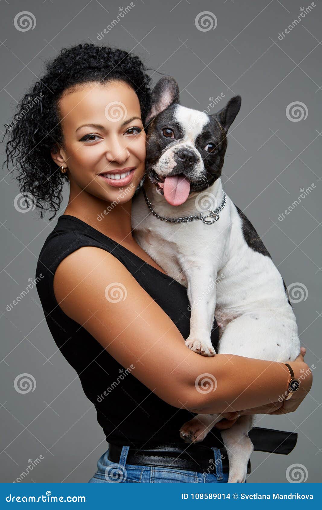 Jeune Femme Avec Le Chien De Bouledogue Français Photo stock - Image du ...