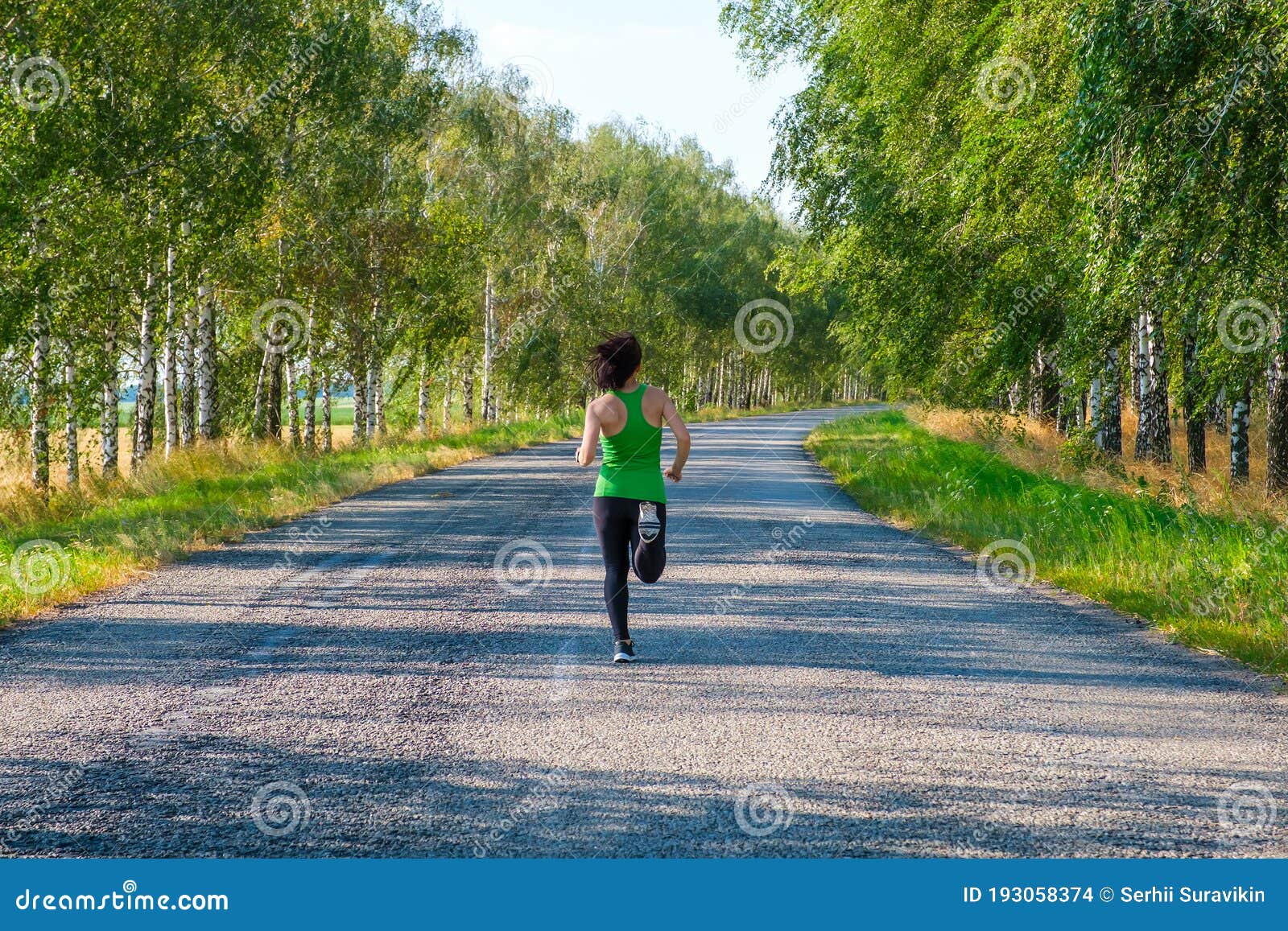 Fille Portant Un Haut D'entraînement Sportif Posant En Automne