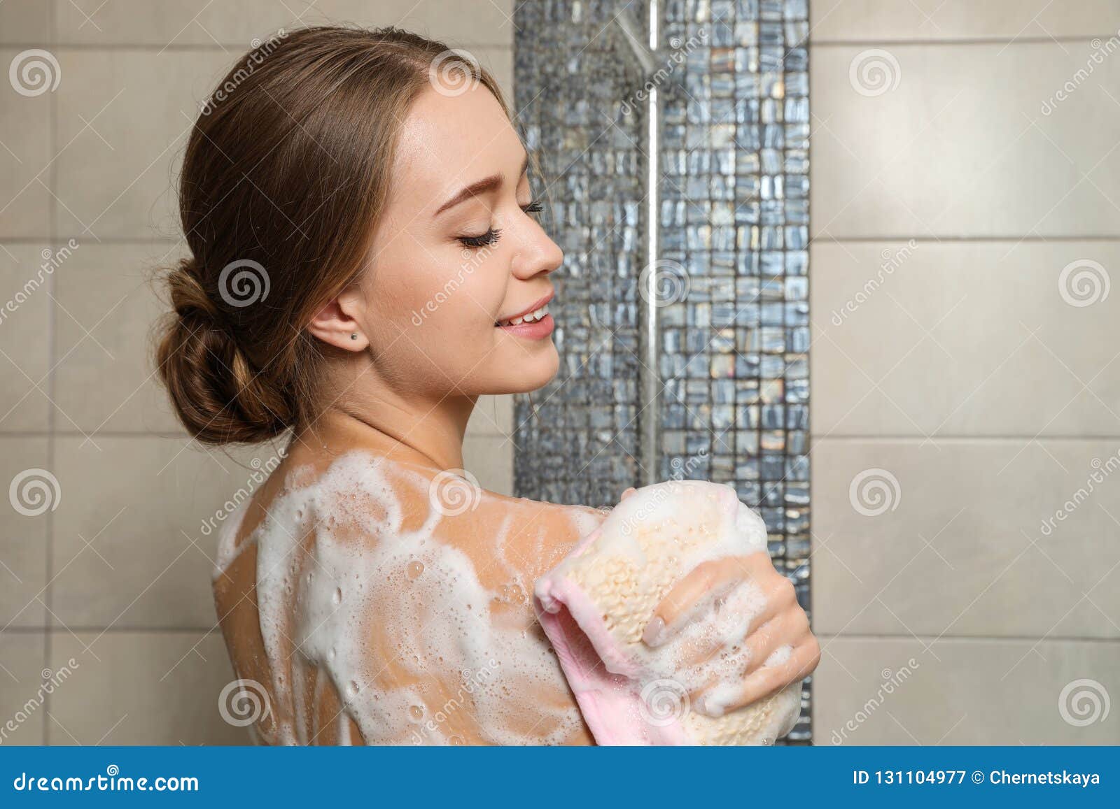 Jeune Femme Couverte De Mousse De Savon Prenant La Douche Image Stock