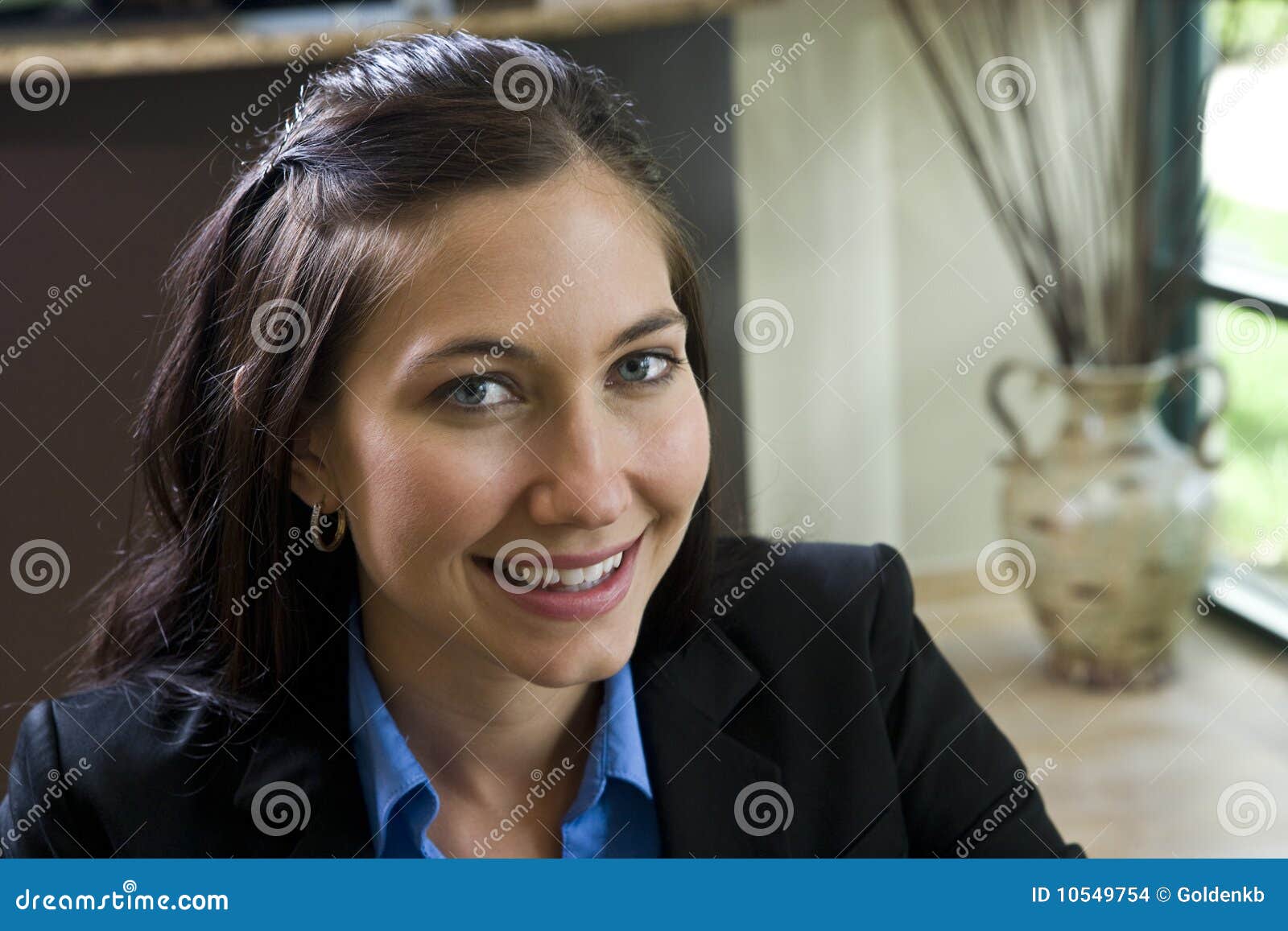 Jeune femme d'affaires. Verticale du jeune sourire confiant de femme d'affaires