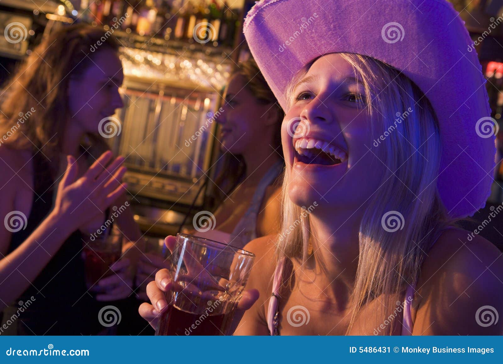 Femme Dans Le Club De Disco Photo stock - Image du chapeau