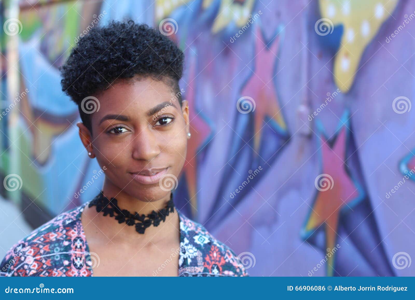 Jeune Femme De Couleur Attirante Avec La Coupe De Cheveux Courte Photo