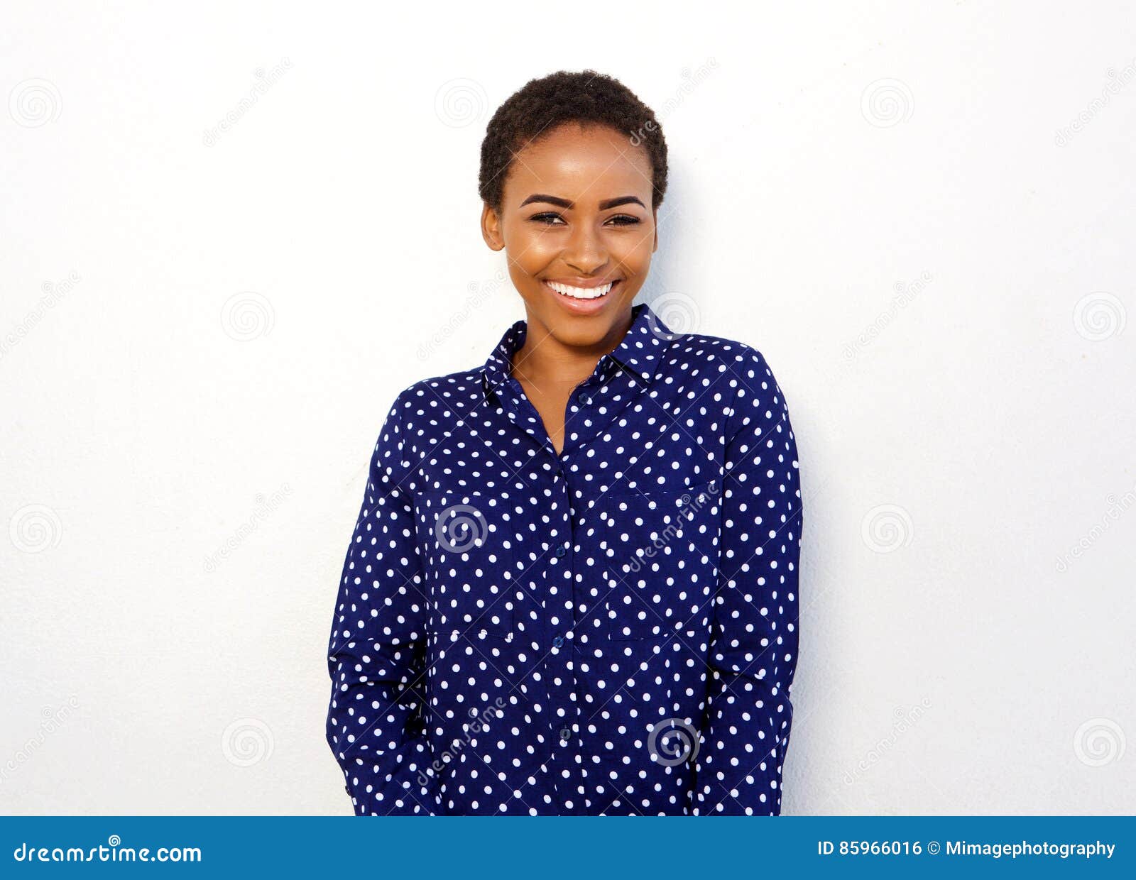 Jeune Femme De Couleur Attirante Souriant Sur Le Fond Blanc D'isolement