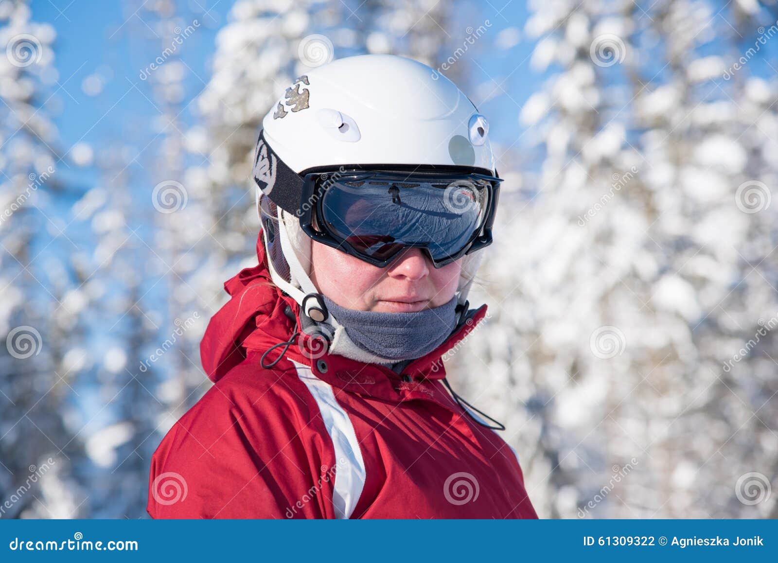 Jeune Femme De Ski Avec Les Lunettes Noires, Le Casque Blanc Et La Veste  Rouge Photo stock - Image du montagnes, ressource: 61309322
