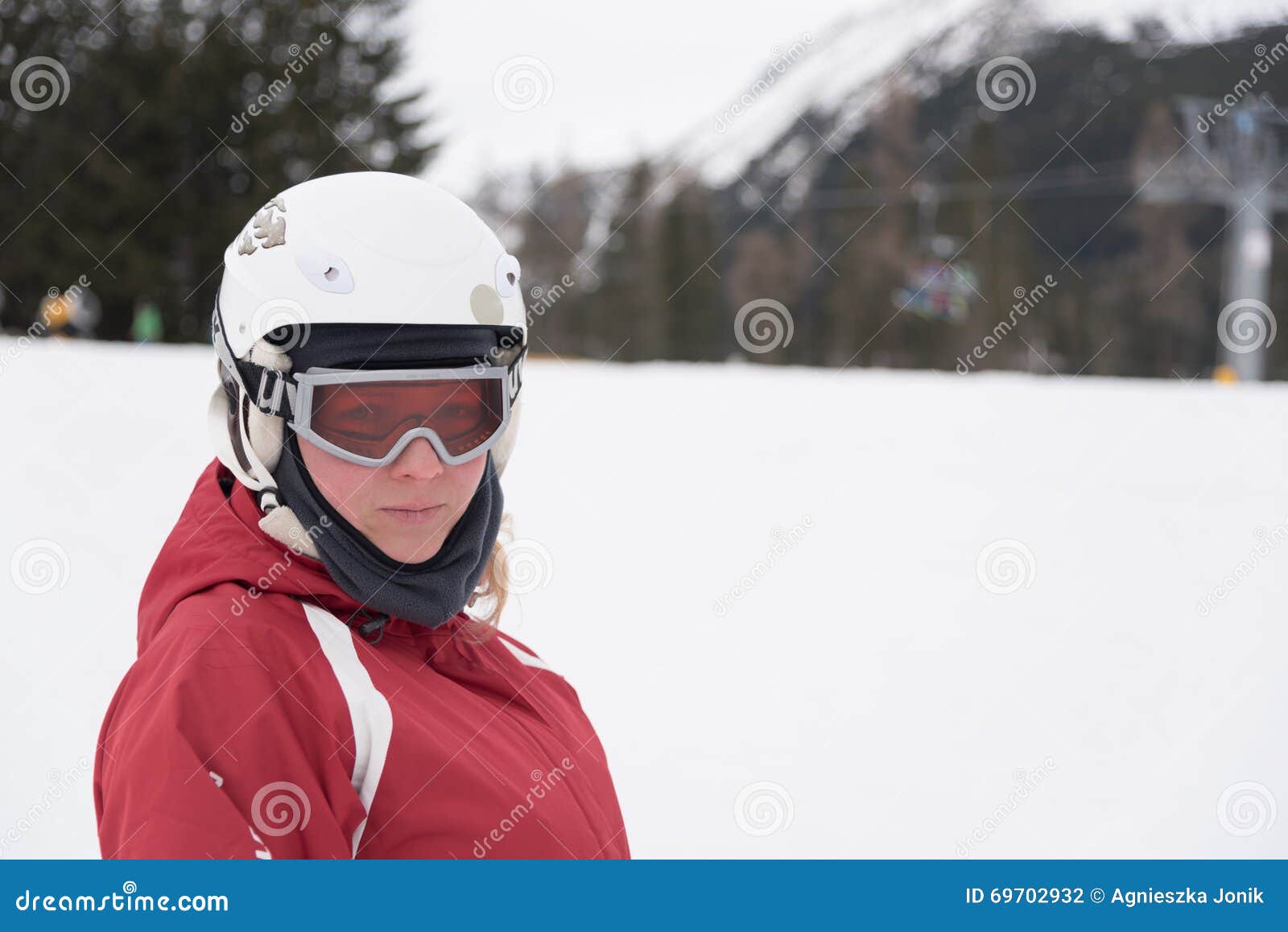 Jeune Femme De Ski Portant Les Lunettes Noires, Le Casque Blanc Et Le J  Rouge Photo stock - Image du hiver, amusement: 69702932