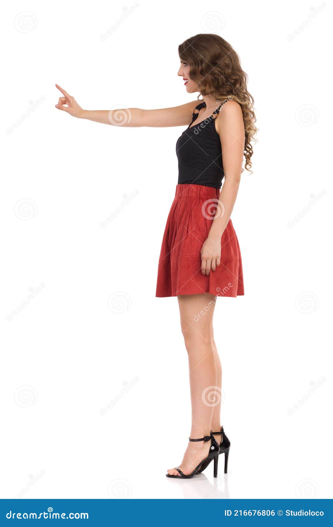 Femme en talon et jupe sale