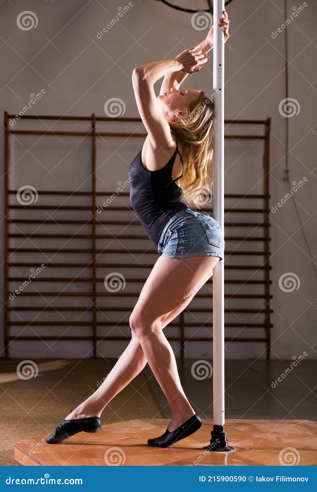 Jeune Femme En Short Denim Pratiquant La Pole Dance Photo stock - Image du  caucasien, activité: 215900590