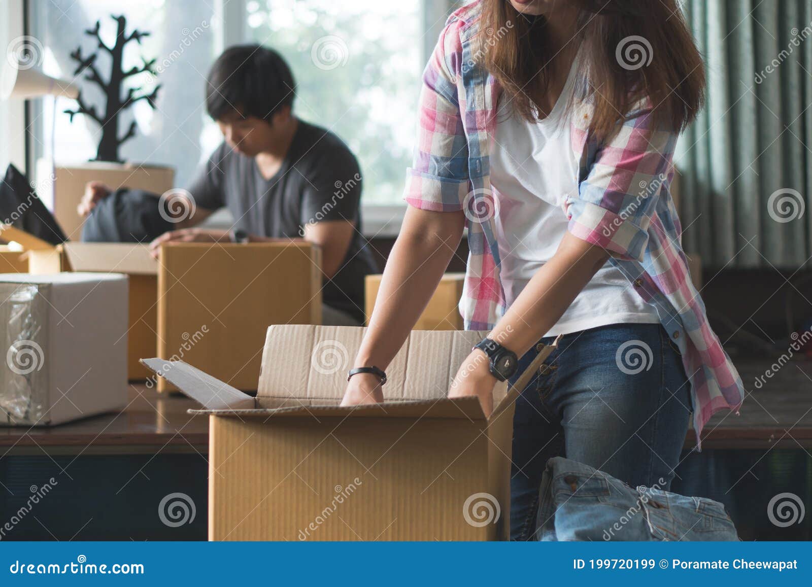 Emballage Vêtements Dans La Boîte Postale Pour L'expédition à Domicile  Panoramique. Femme Vendant Des Vêtements En Ligne Commerce Photo stock -  Image du renvoi, panoramique: 221448152