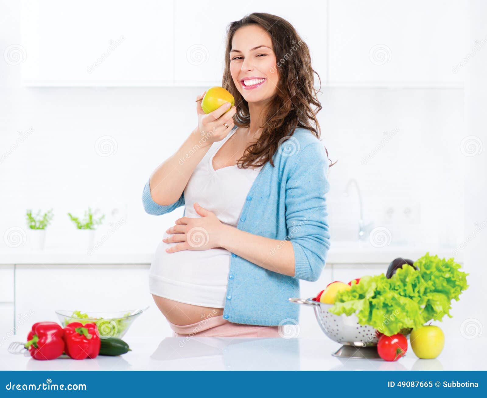 Jeune Femme Enceinte Mangeant La Pomme Image stock Image du soin