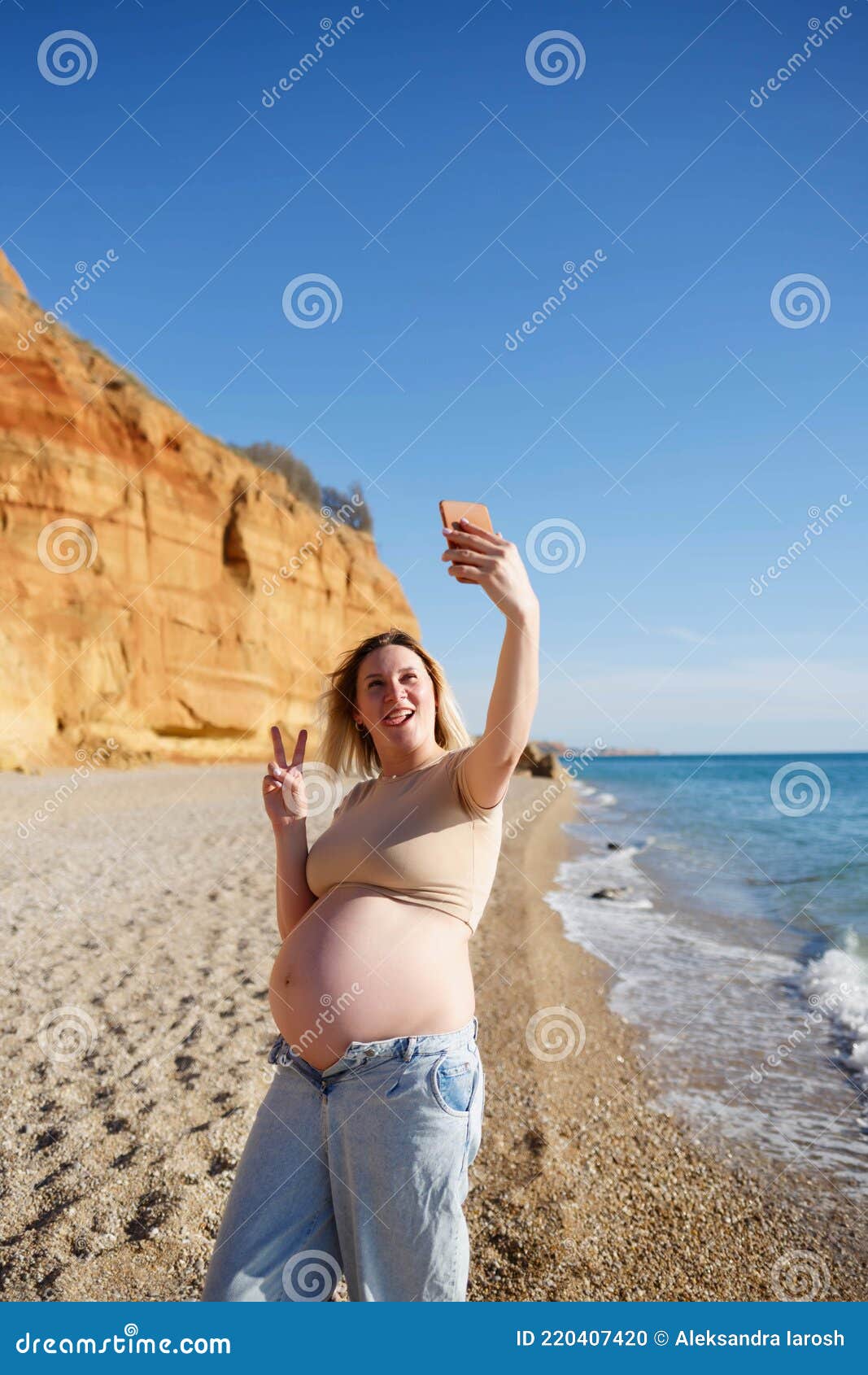 Jeune Femme Enceinte Prenant Selfie Au Bord De La Mer Photo stock - Image  du ventre, bonheur: 220407420