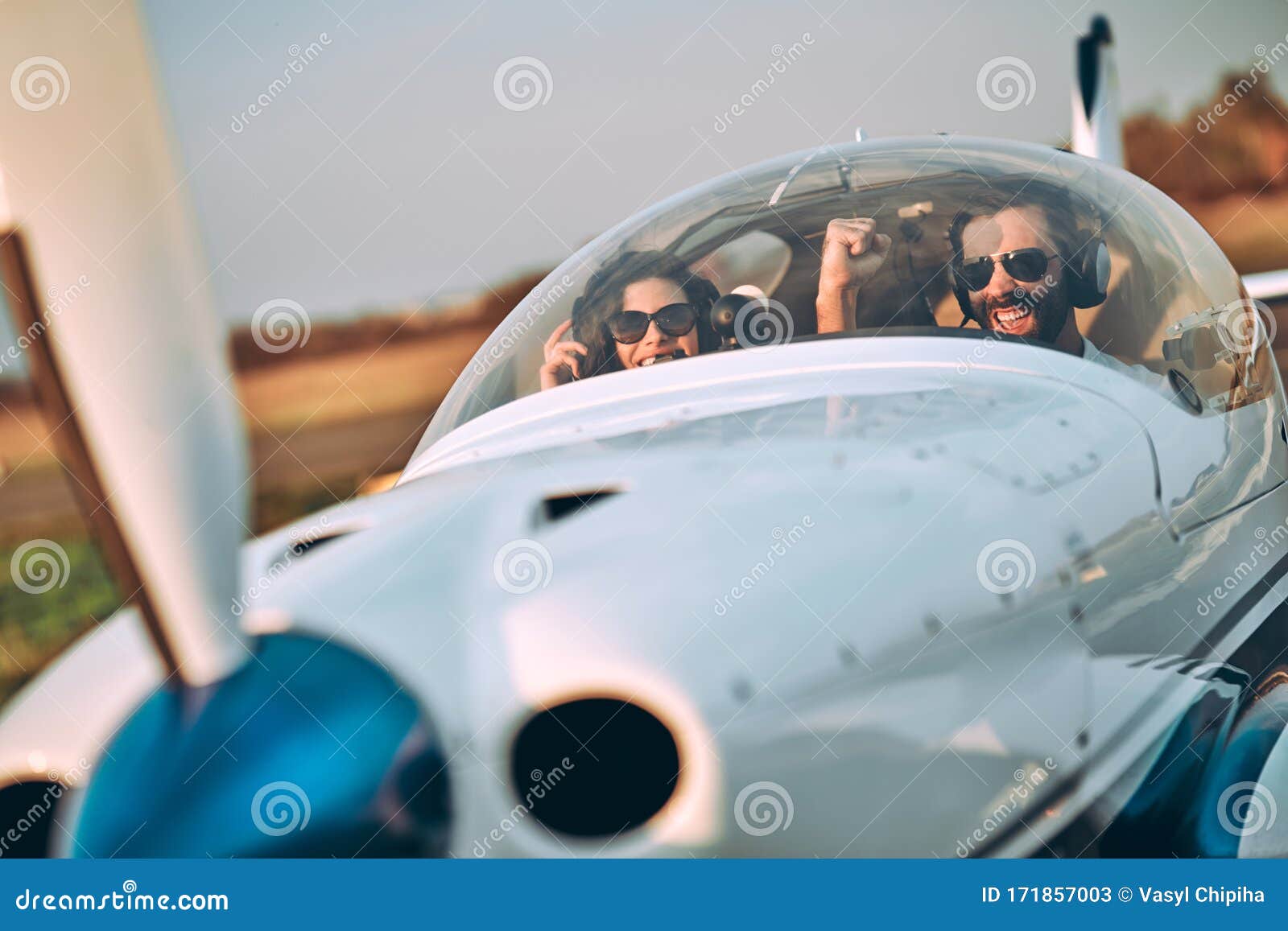 Jeune Femme Et Pilote Dans Le Cockpit Dun Avion Image Stock Image Du Couples Séance 171857003 