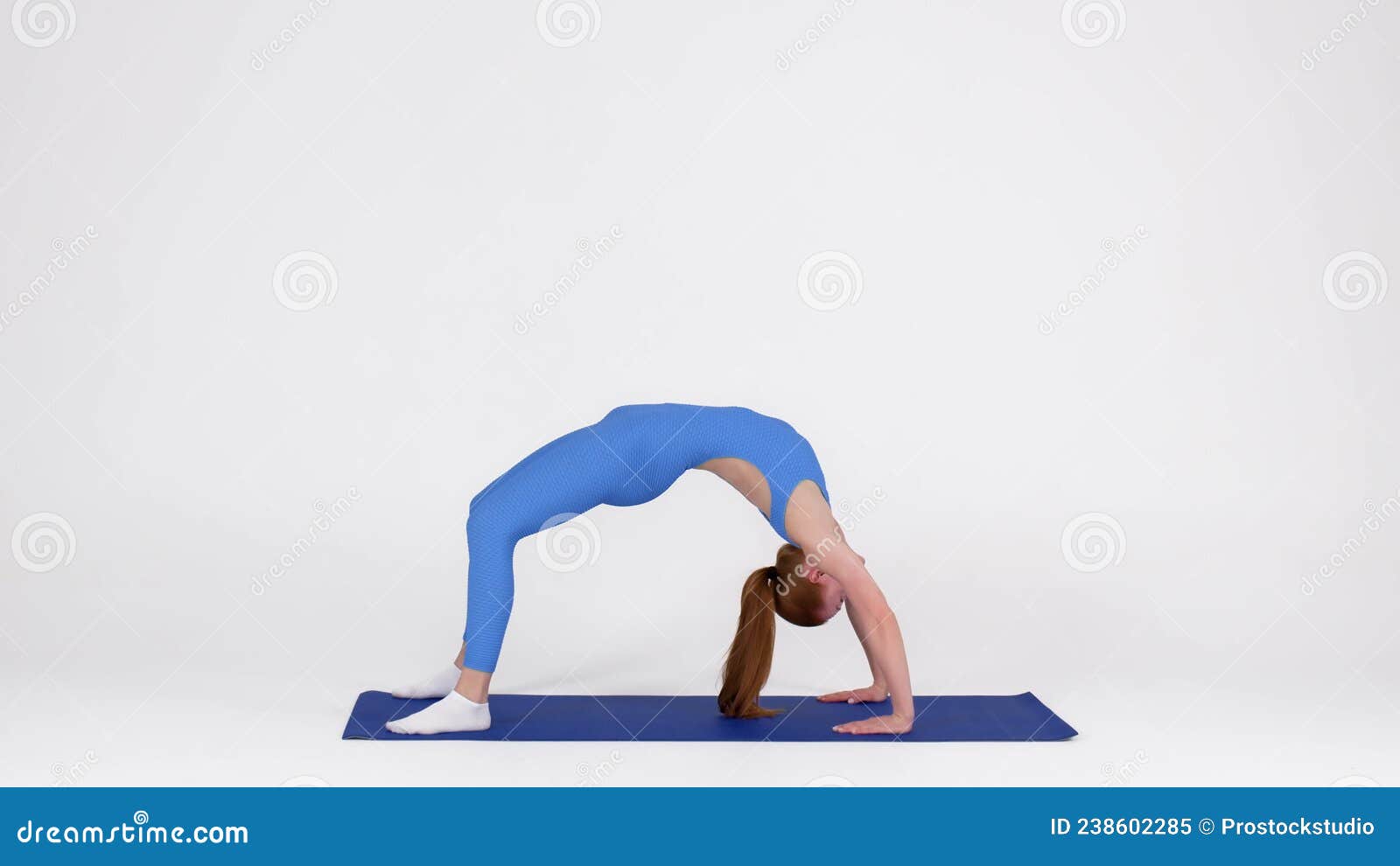 Jeune Femme Sportive Pratiquant Le Yoga Sur Un Tapis De Fitness À