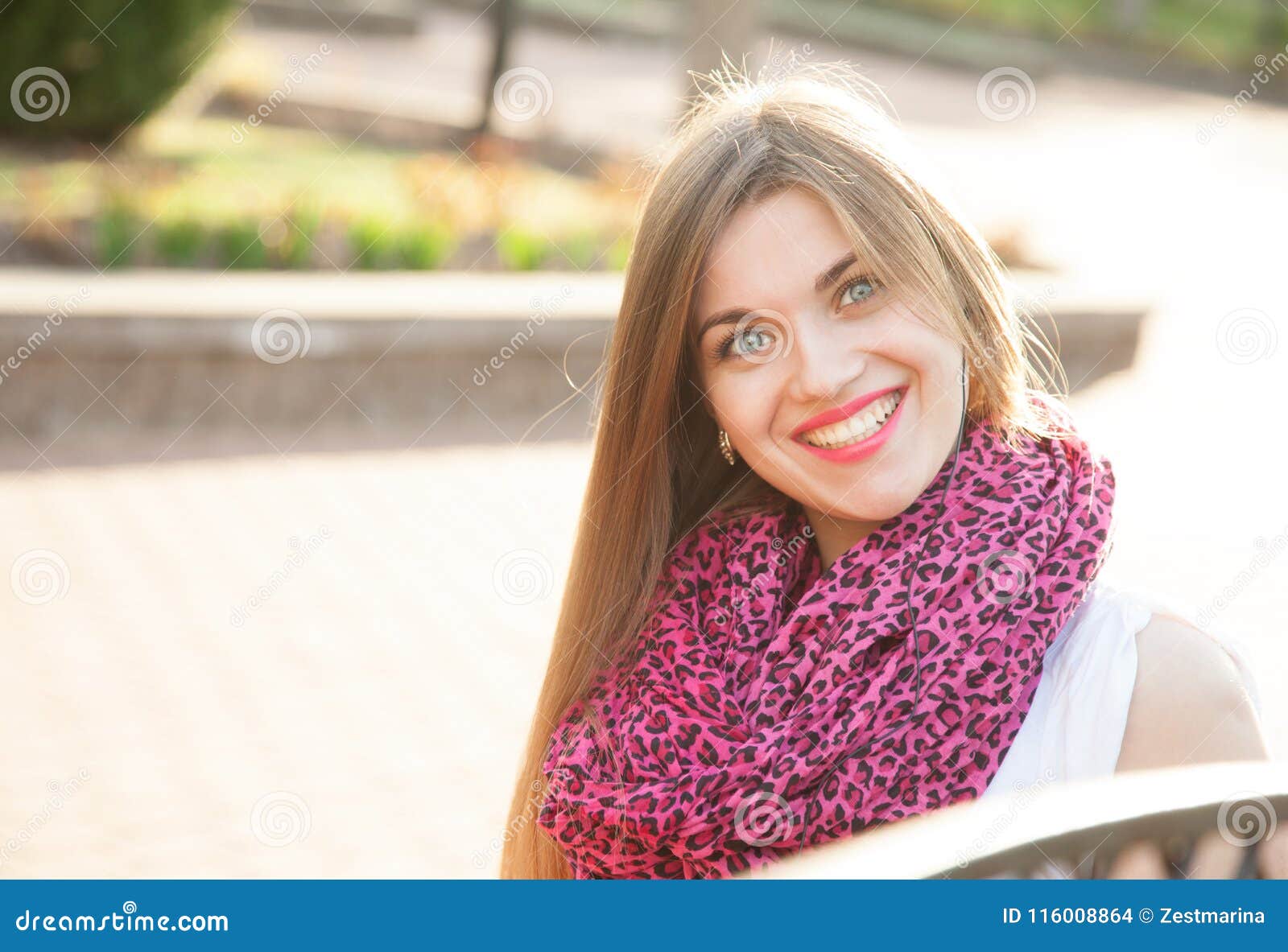 Jeune Femme Avec Une Bouteille D'eau à L'extérieur Saluant Avec La Main  Avec Une Expression Heureuse