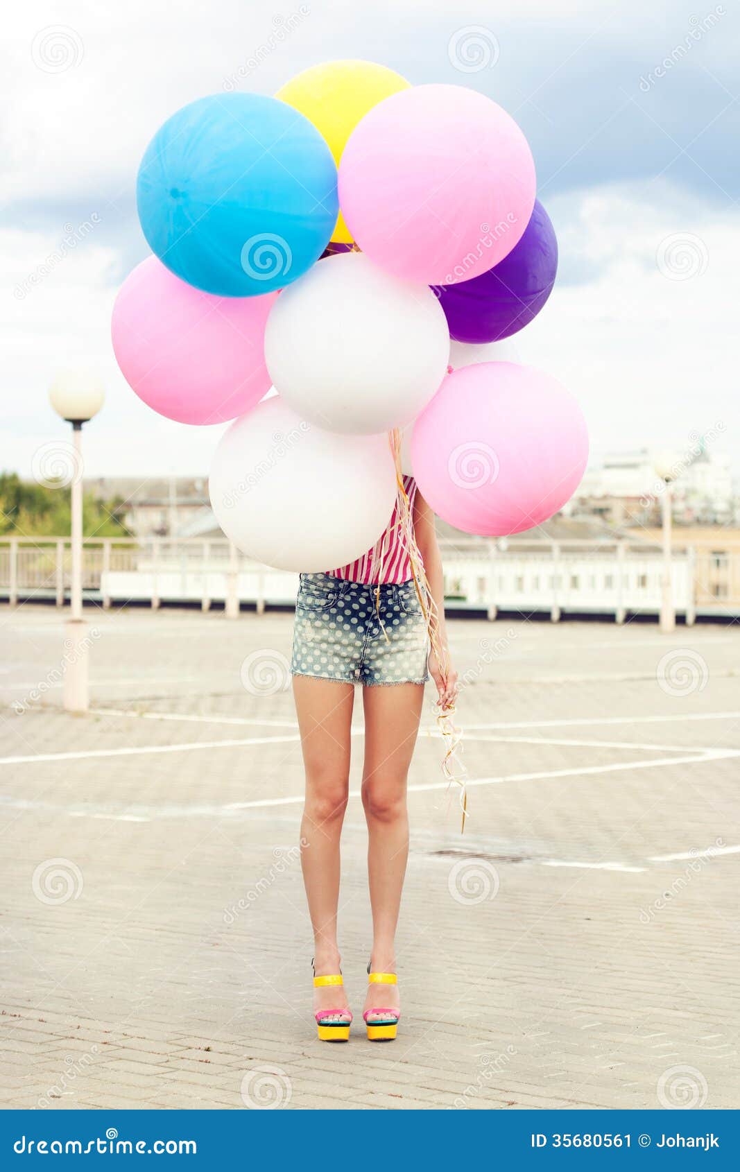 Jeune Femme Heureuse Avec Les Ballons Colorés De Latex Image stock