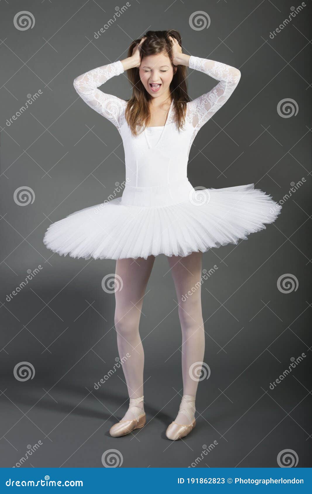 Jeune Femme Hurlant Danseuse Classique Sur Le Fond Gris Image stock - Image  du athlète, exercice: 191862823