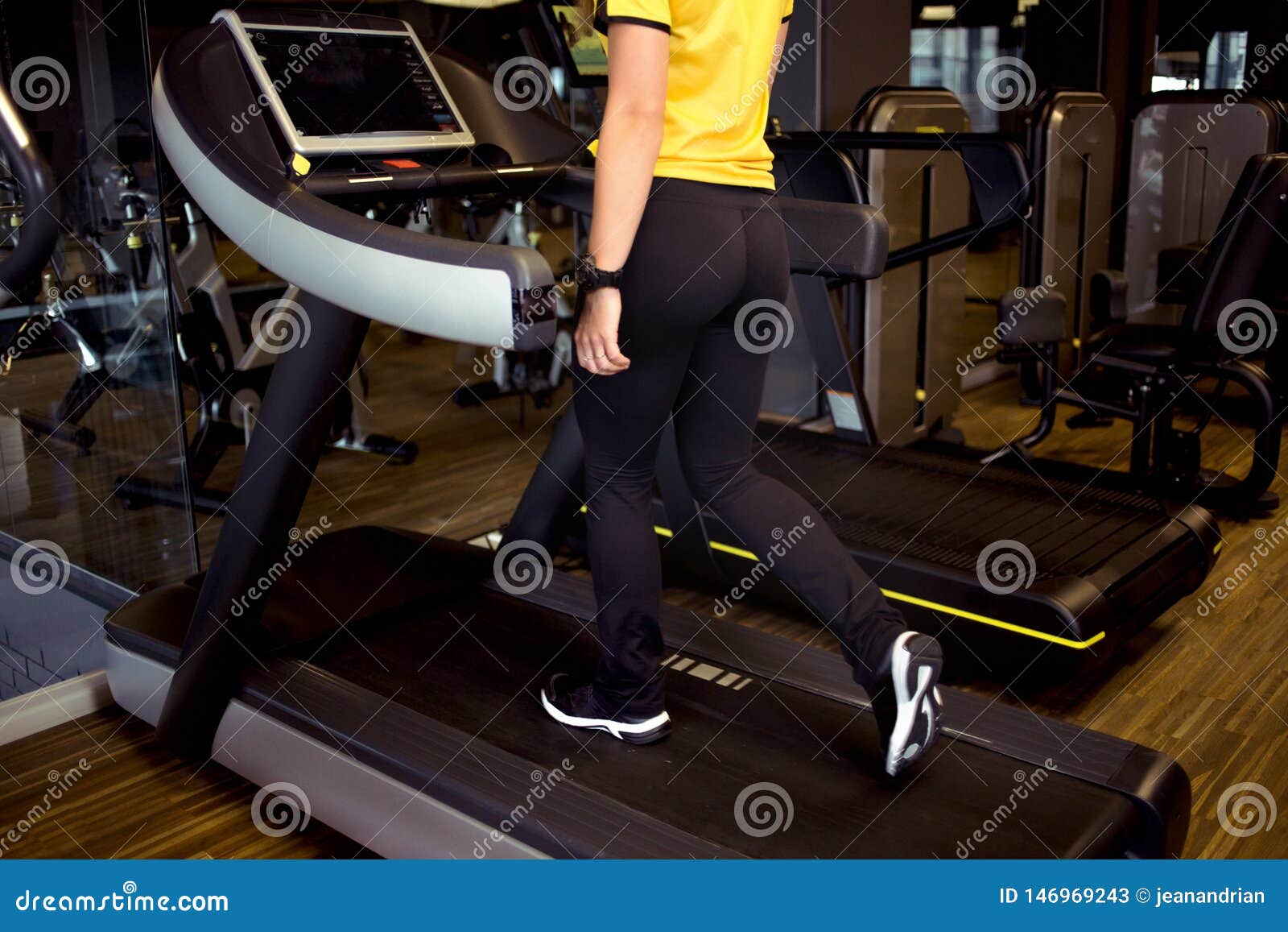 Jeune femme ? l'exercice de gymnastique Course sur une machine de crossfit de tapis roulant