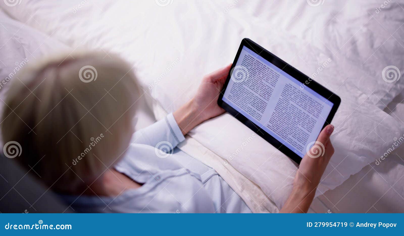 Jeune Femme Lecture Ebook Sur Tablette Numérique Image stock - Image du  mensonge, contact: 279954719