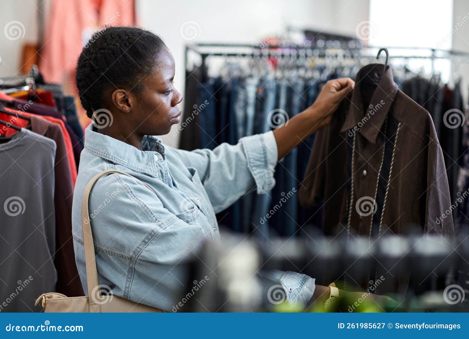 Jeune Femme Noire Regardant Des Vetements Dans Un Magasin D occasion Image stock Image du noir mode 261985627