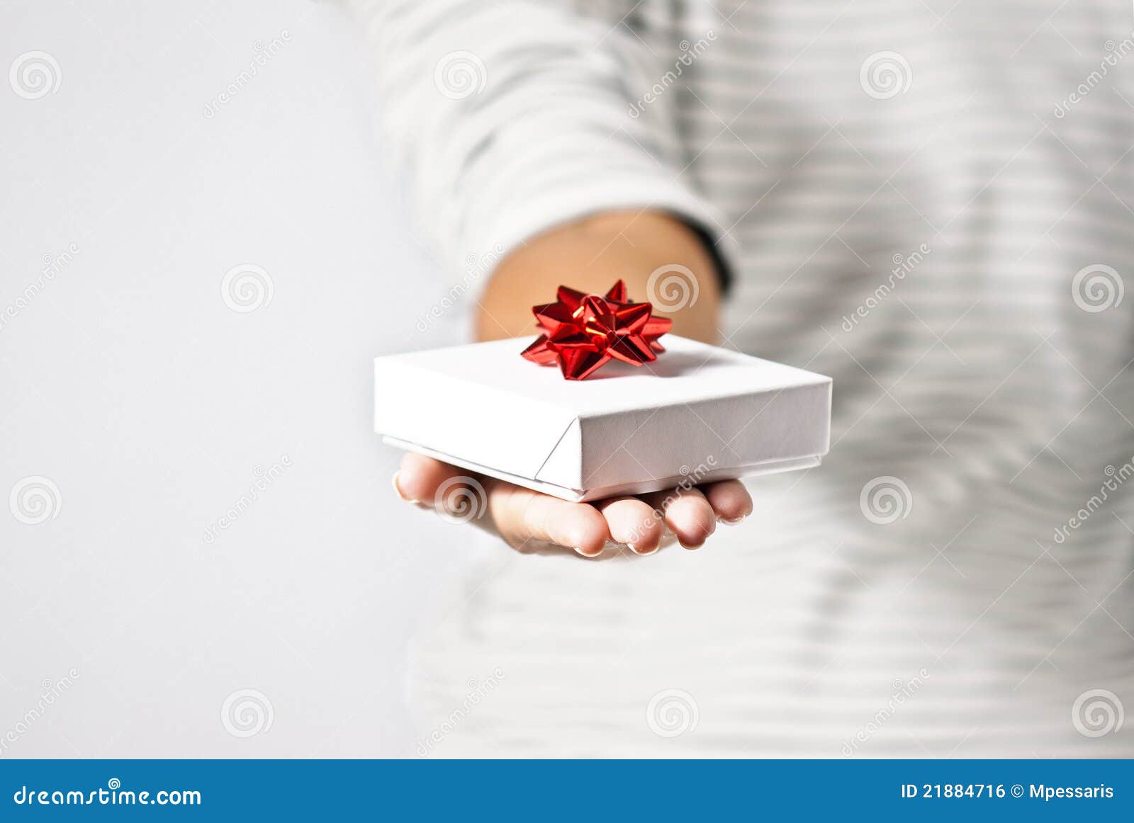 Jeune Femme Offrant Un Cadeau Photo stock - Image du anniversaire