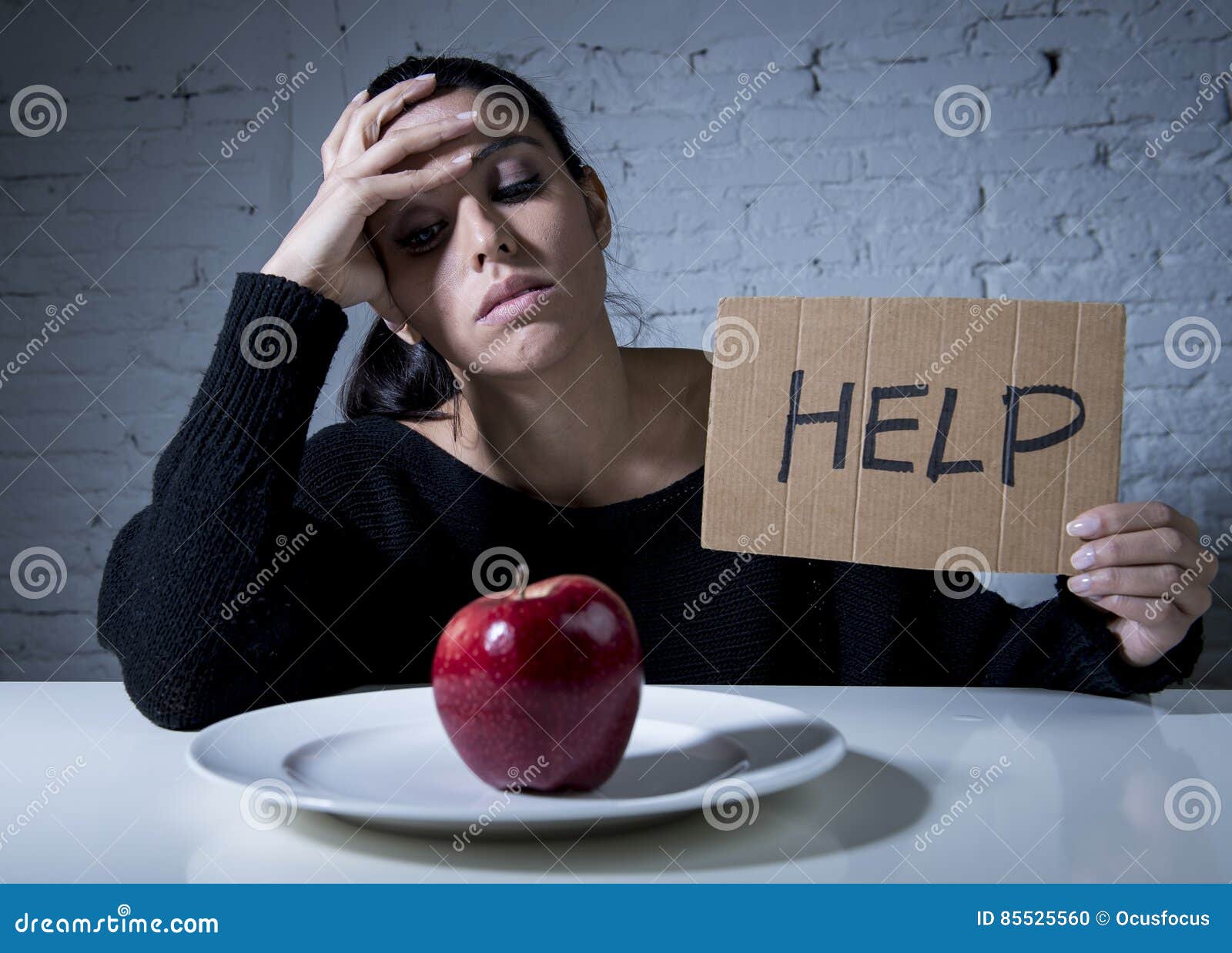 Jeune Femme Ou Ado Regardant Le Fruit De Pomme Sur Le Plat Comme ...