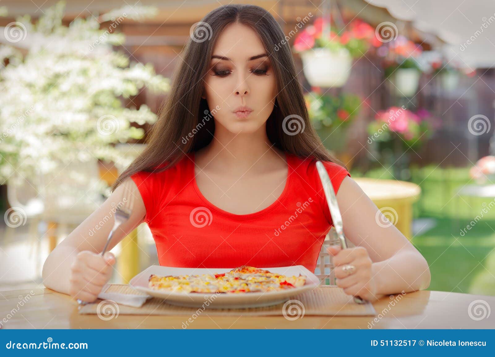 Jeune Femme Pensant à Manger De La Pizza à Un Régime Image