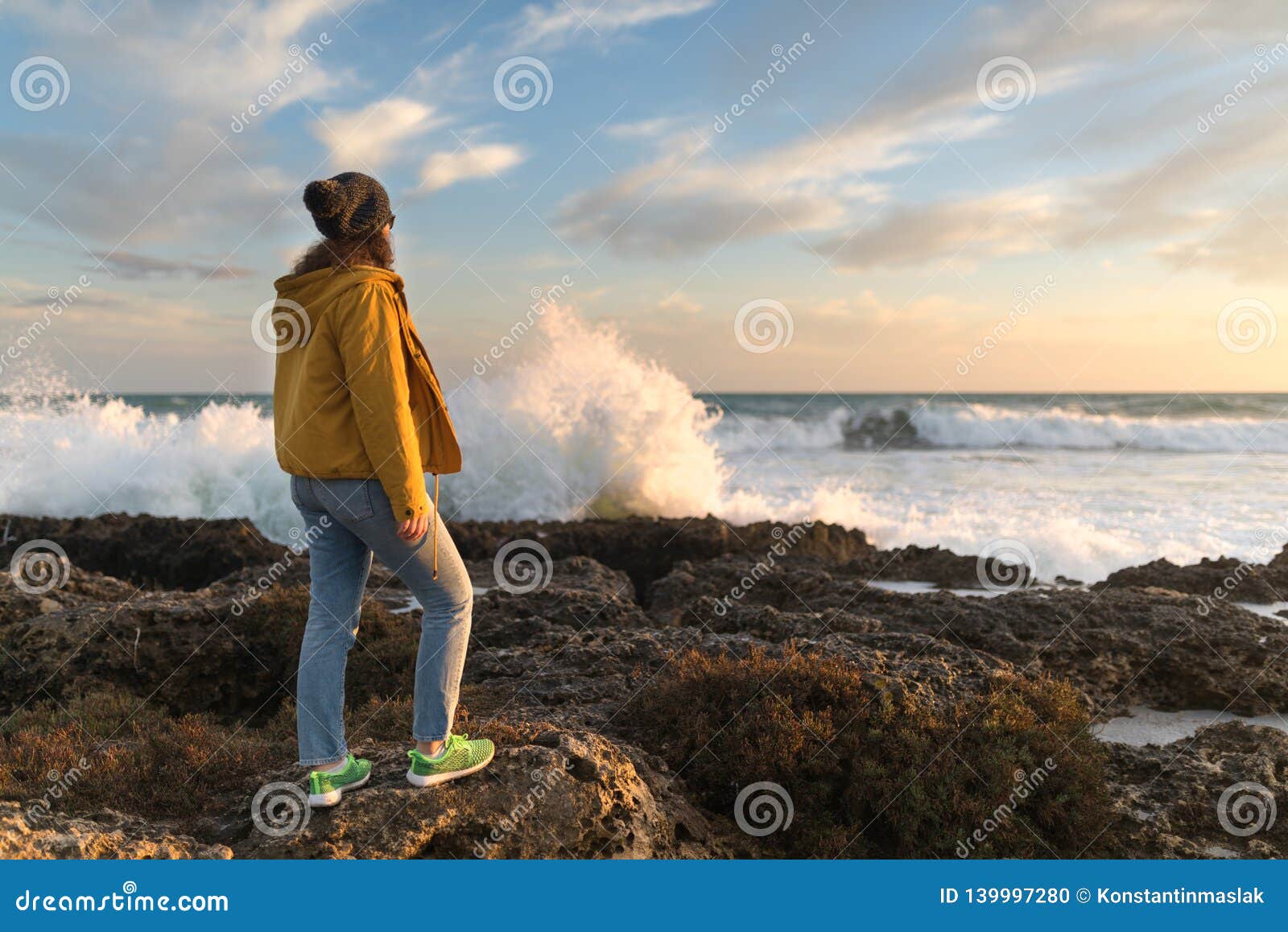 Jeune Femme Posant Devant Le Coucher Du Soleil En Italie