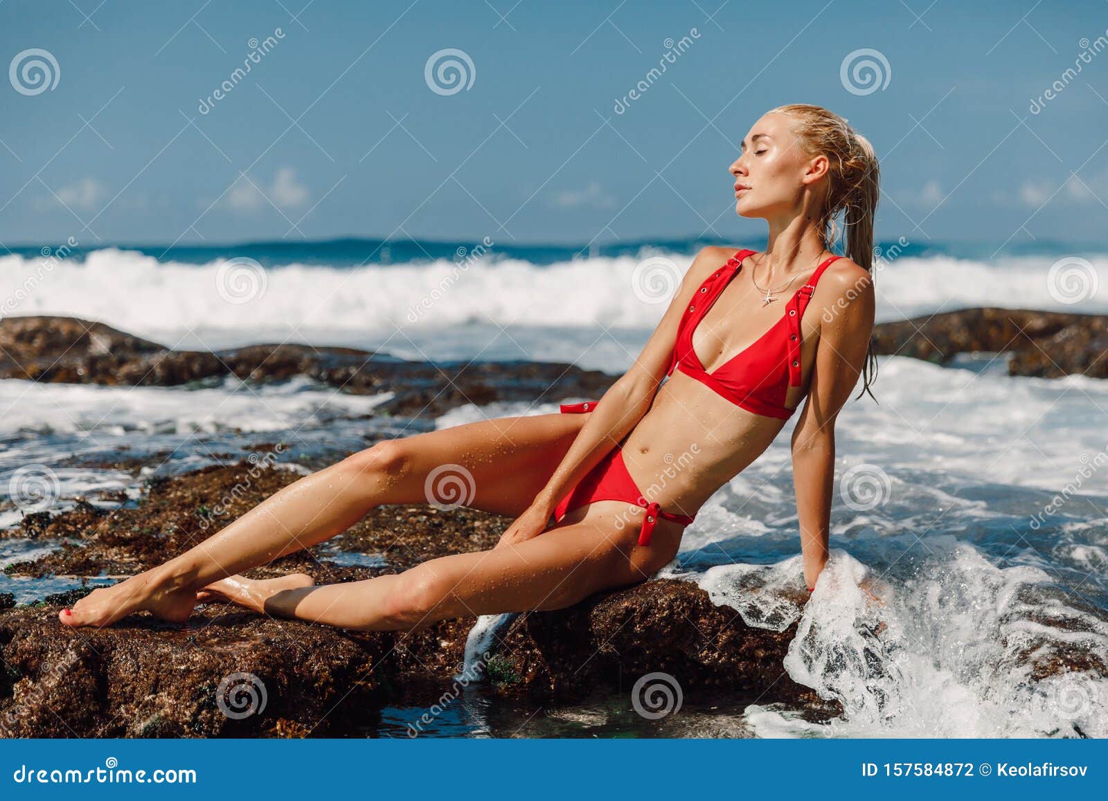 Jeune Femme Mince Corps Bronzé En Bikini Sur Les Feuilles De Palmier Femme  Rousse Positive Avec Une Peau Propre Et Une Beauté Naturelle Debout  Derrière Des Feuilles Tropicales Vacances D'été Concept De