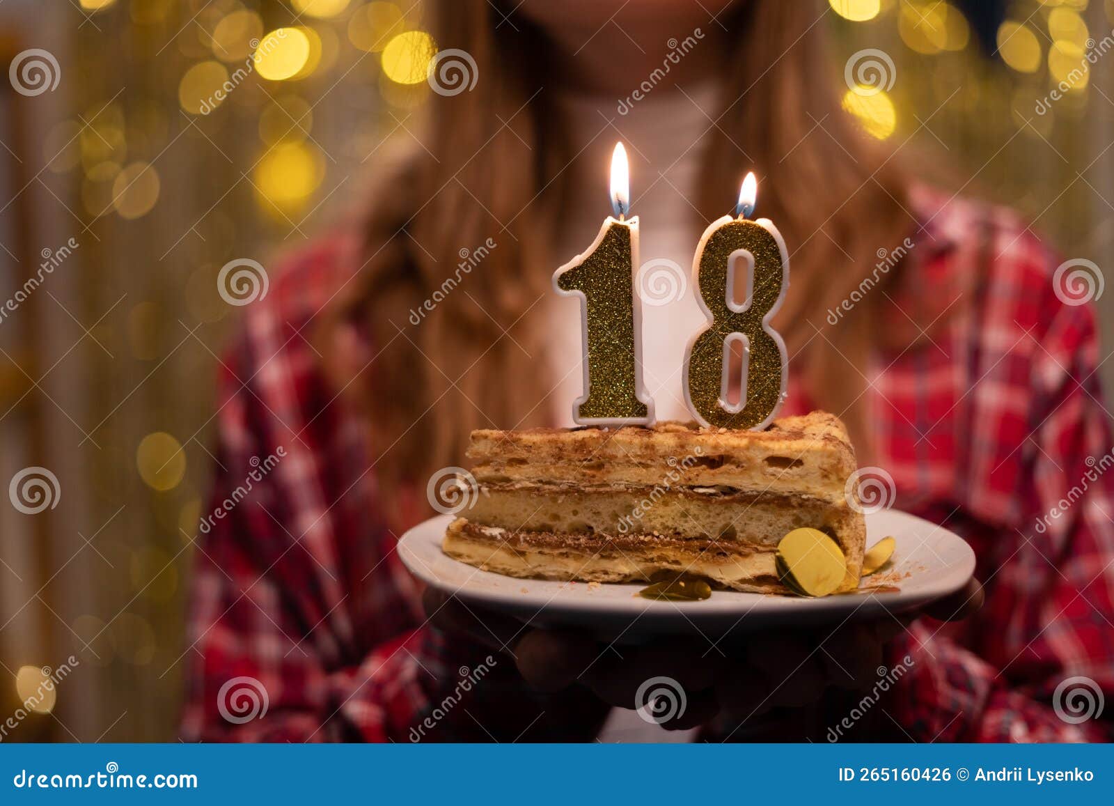 Jeune Femme Soufflant Des Bougies 18 Sur Gâteau D'anniversaire. Concept De  Dix-huit Ans Photo stock - Image du soufflement, bougie: 265160426