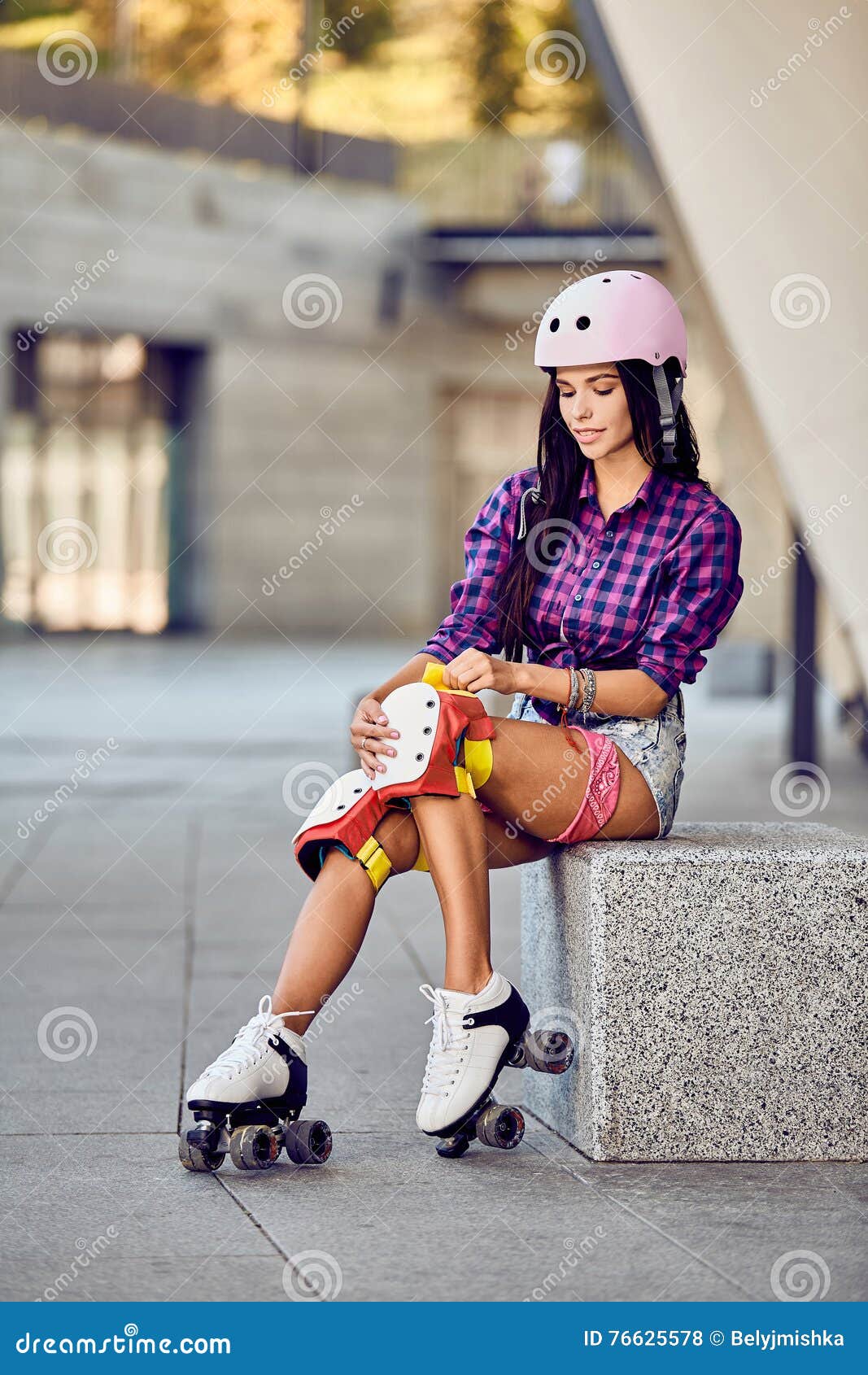 Jeune Femme Sportive Et équipement De Patinage De Protection Photo stock -  Image du roller, rose: 76625578