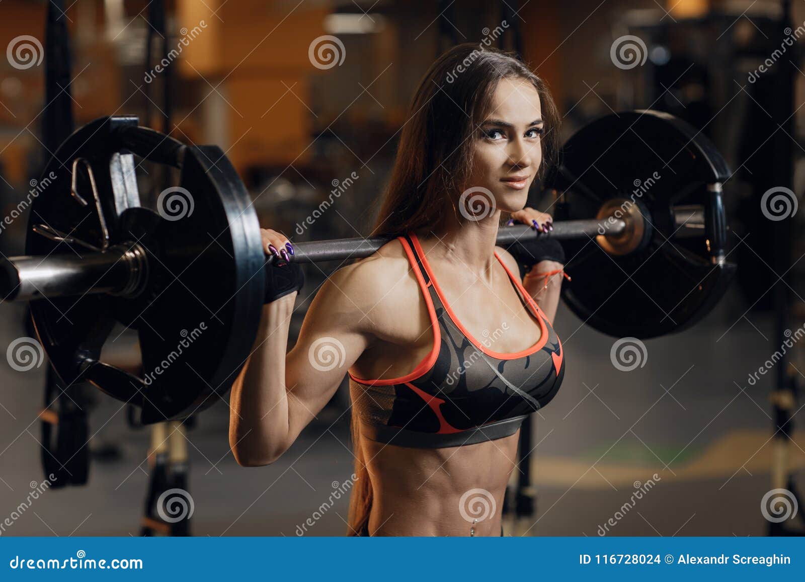 Un Modèle Féminin Axé Sur Le Fitness En Vêtements De Sport Capturé En Plein  Entraînement Dans Une Salle De Sport Moderne