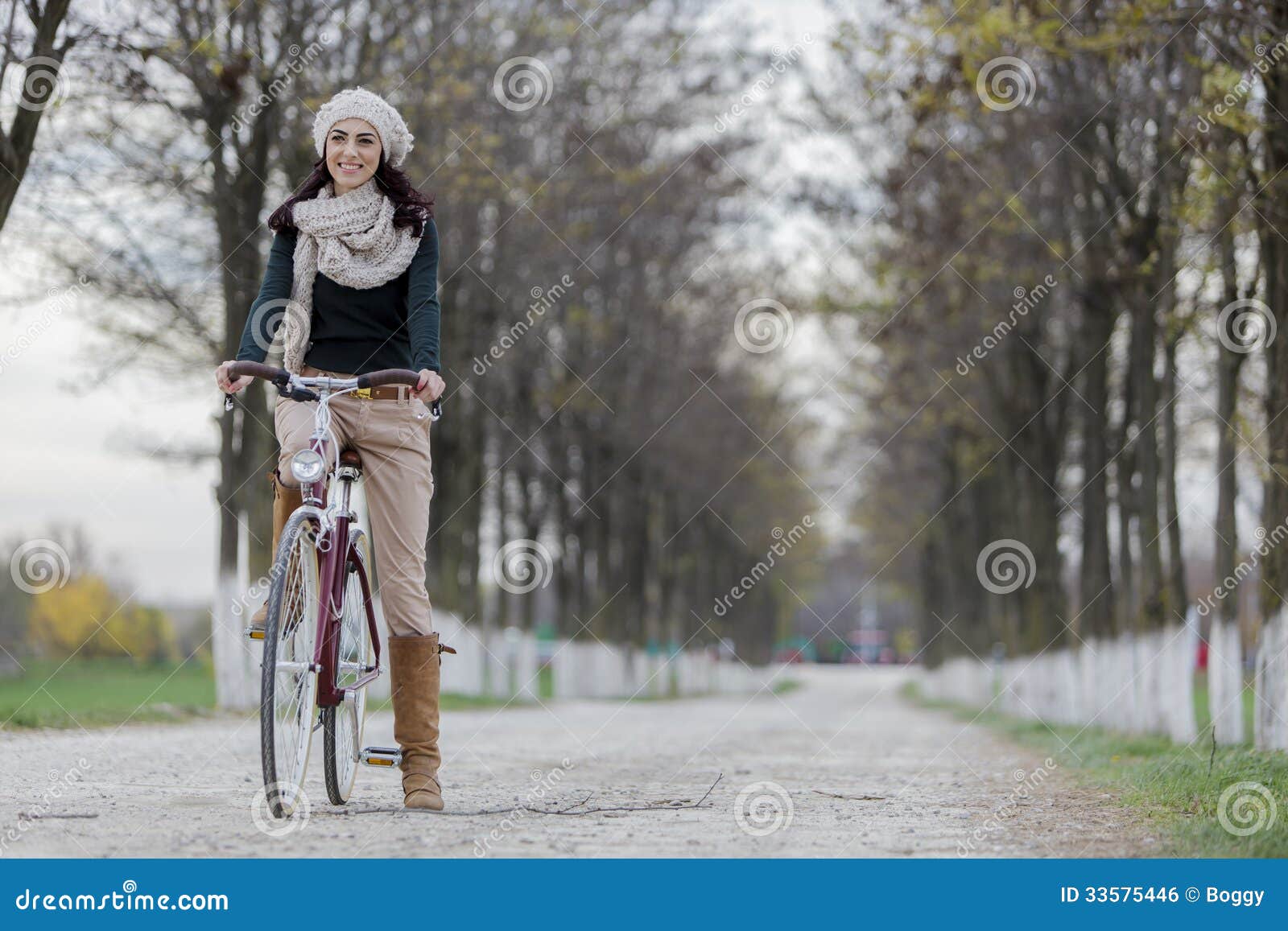 jeune femme a bicyclette