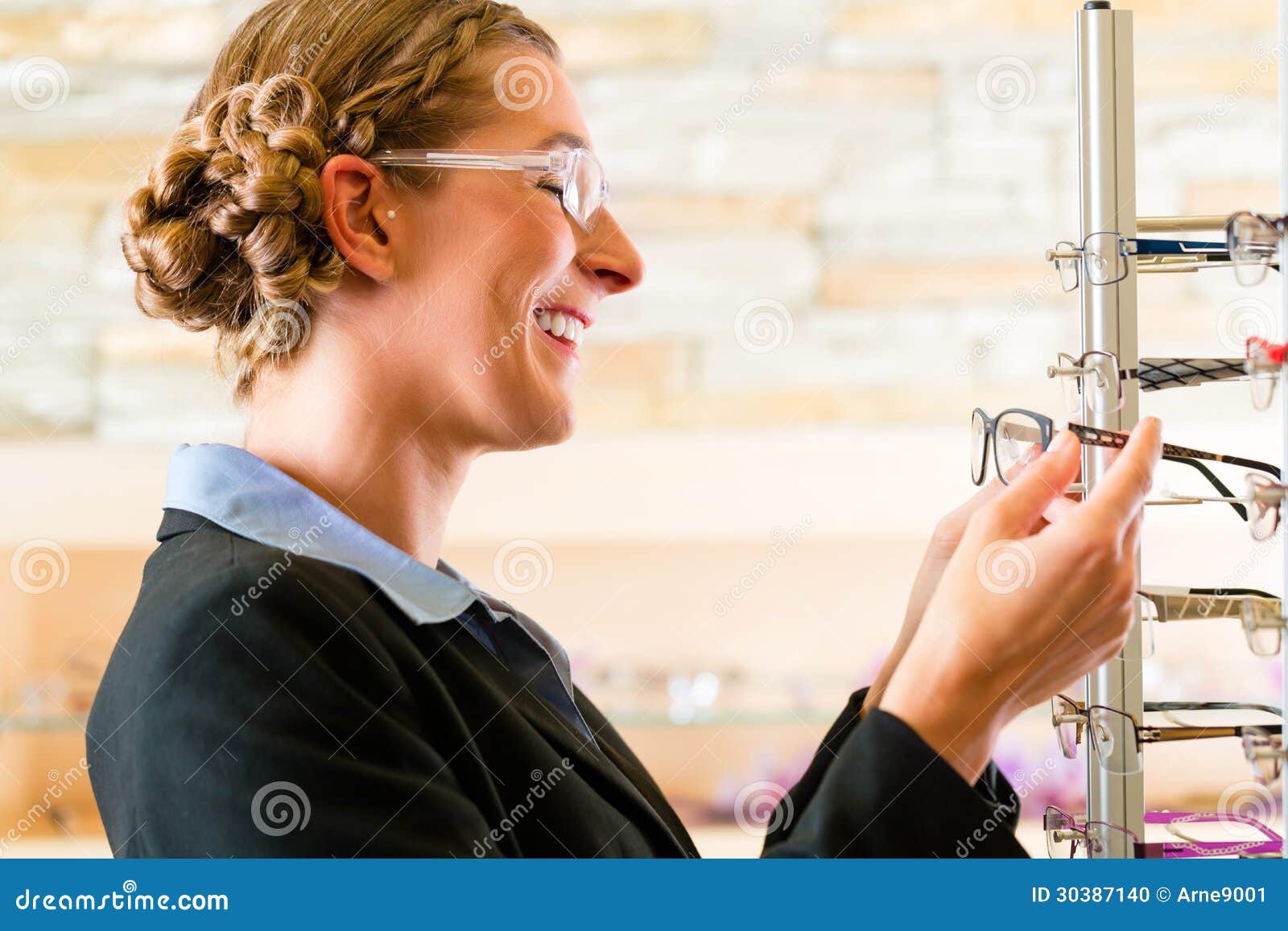 Jeune femme à l'opticien avec des verres, elle pourrait être cliente ou vendeuse