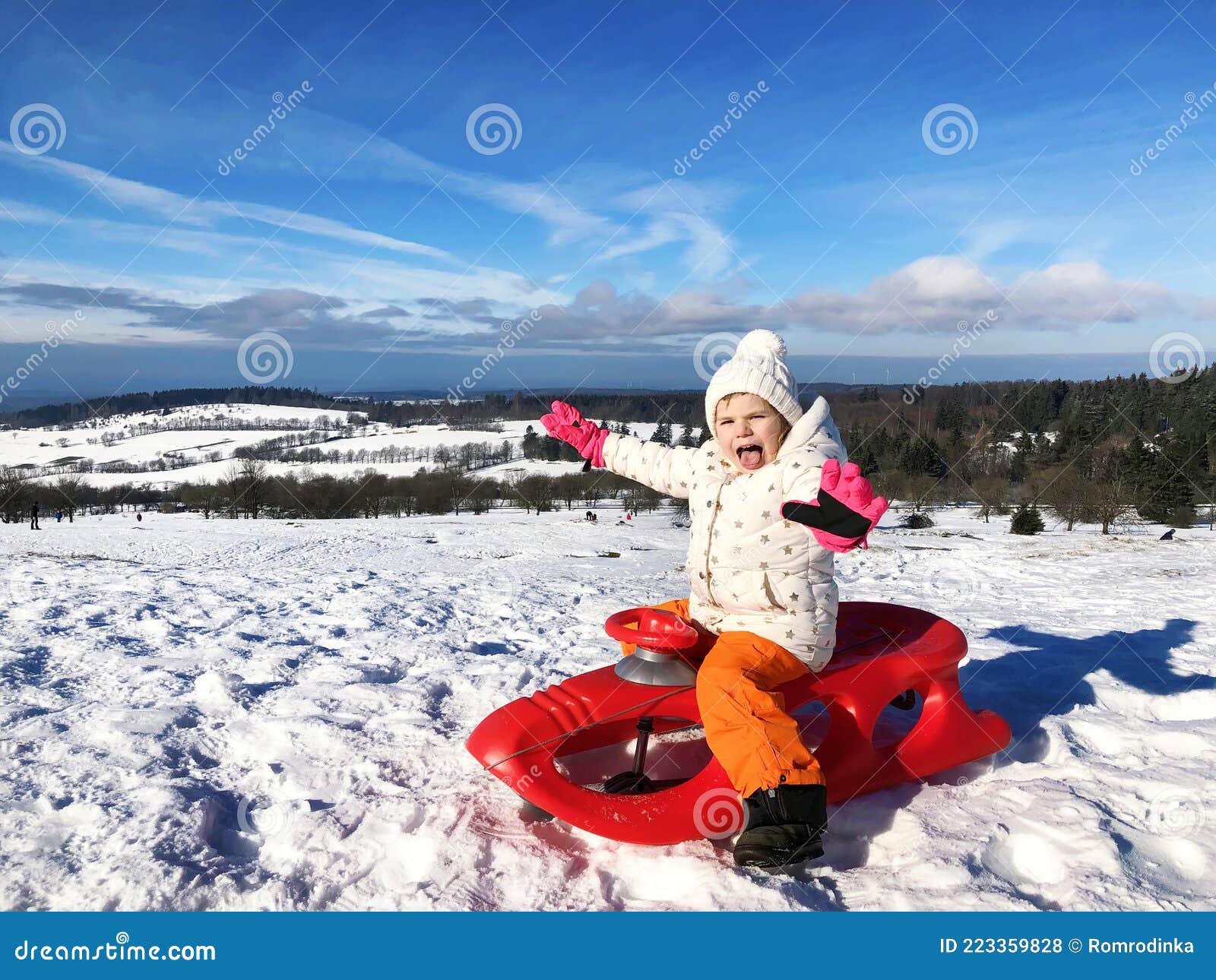 Bébé S'amuse Avec Une Luge