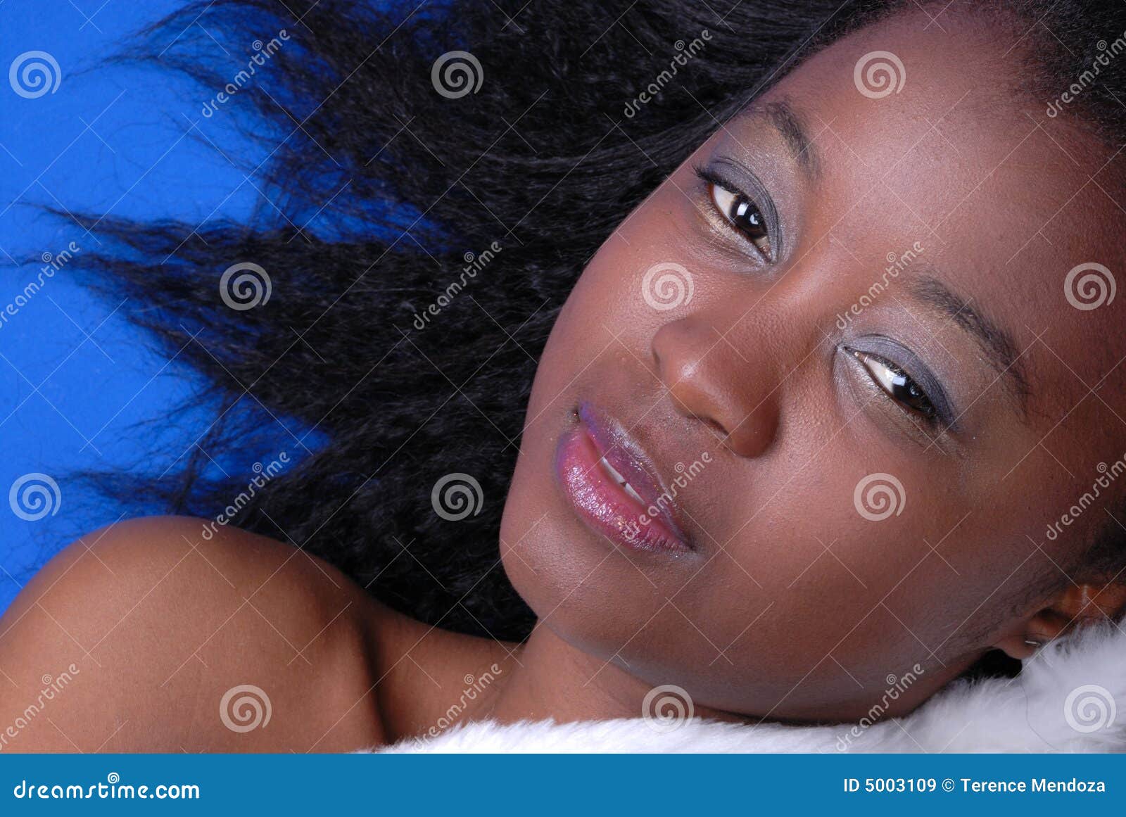 Jeune Fille Africaine Attirante Image Image 5003109